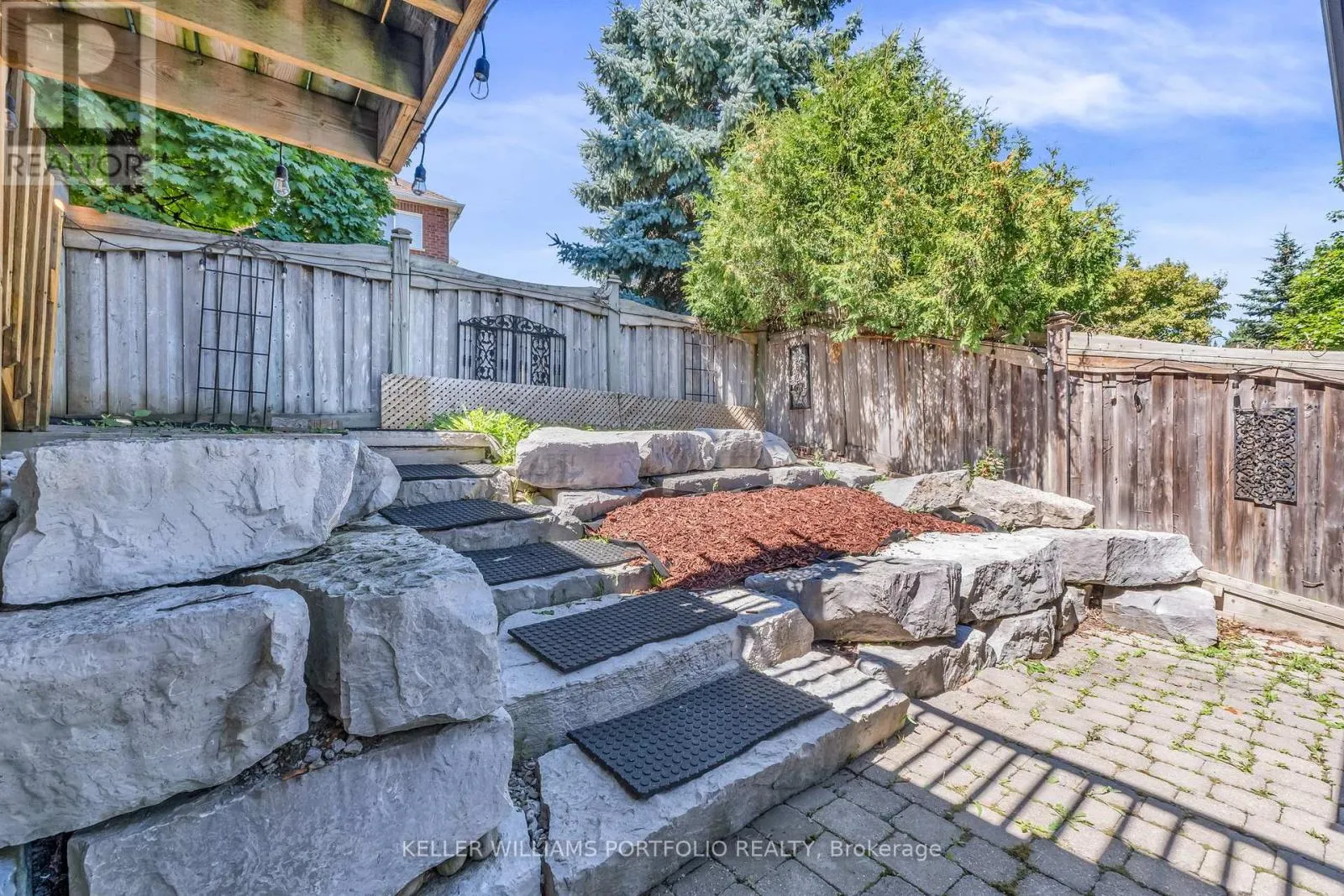 8 VISTA VIEW COURT