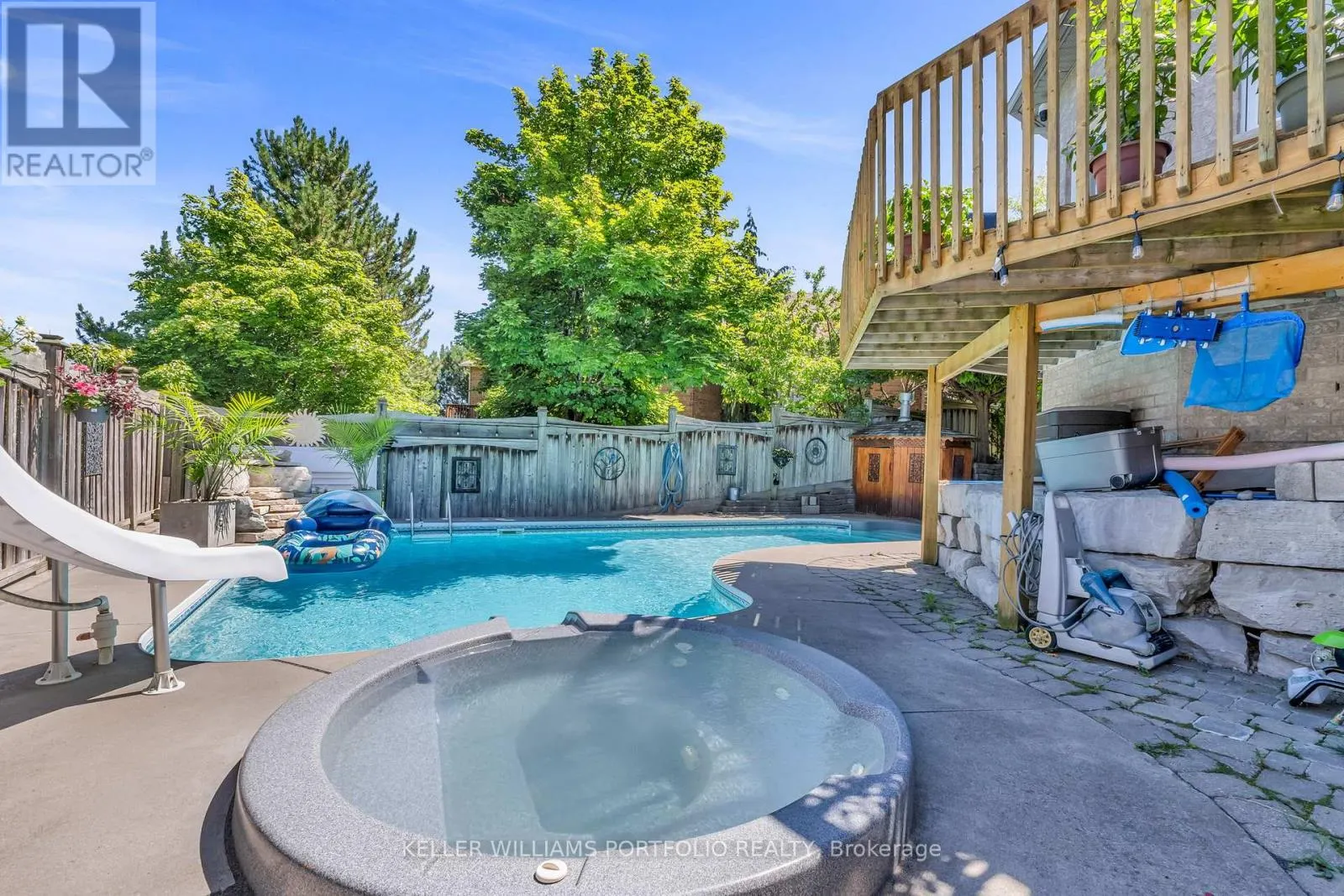 8 VISTA VIEW COURT