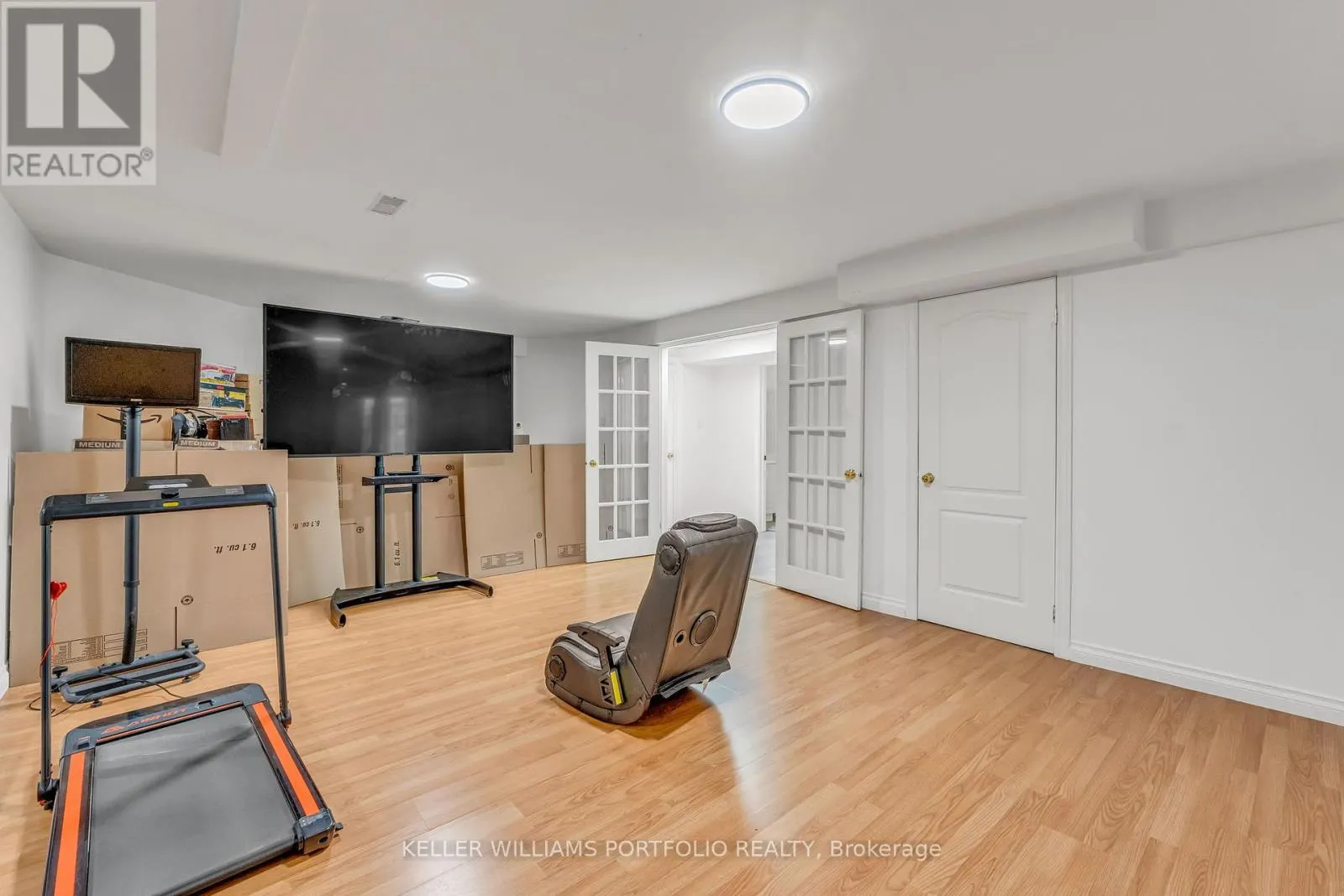 8 VISTA VIEW COURT
