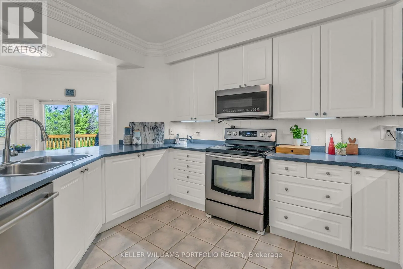 8 VISTA VIEW COURT