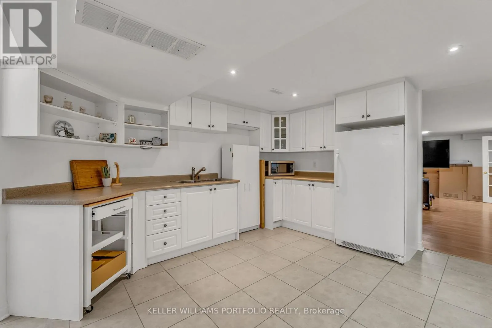 8 VISTA VIEW COURT