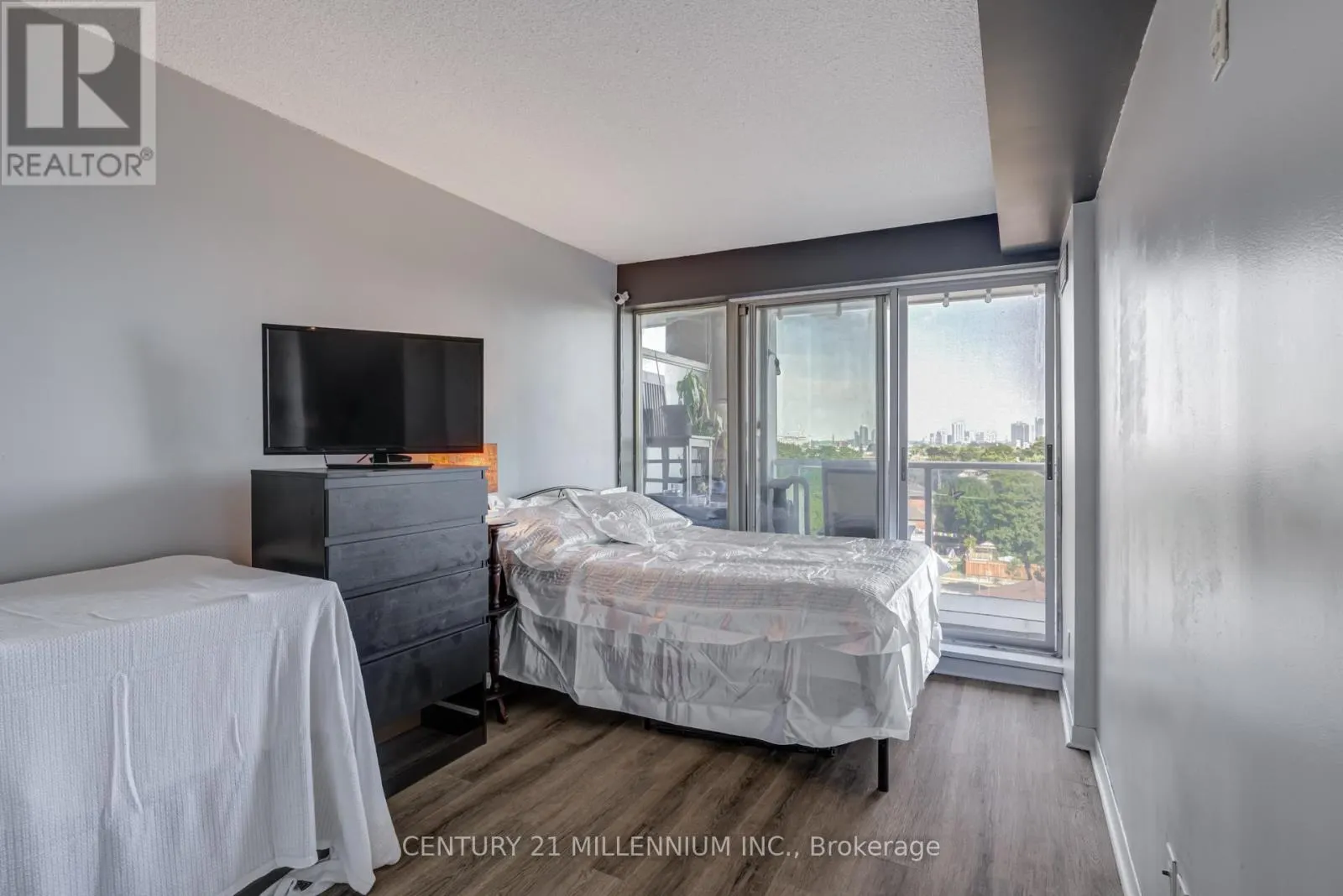 615 - 1050 THE QUEENSWAY