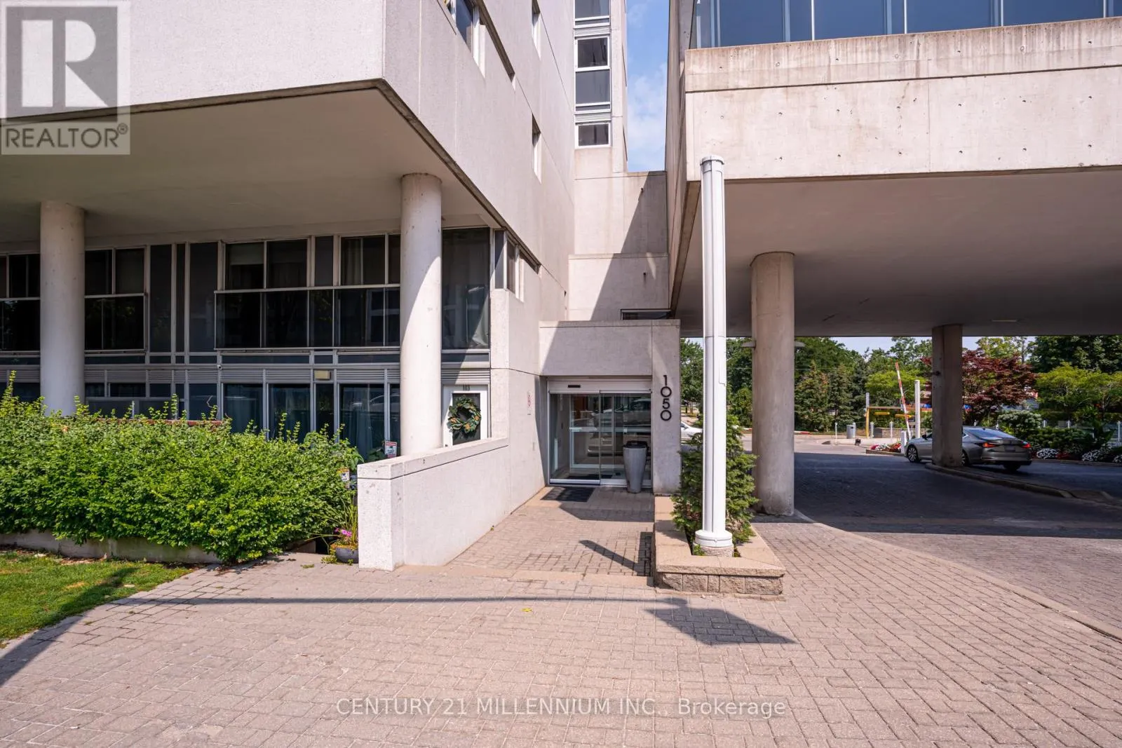 615 - 1050 THE QUEENSWAY