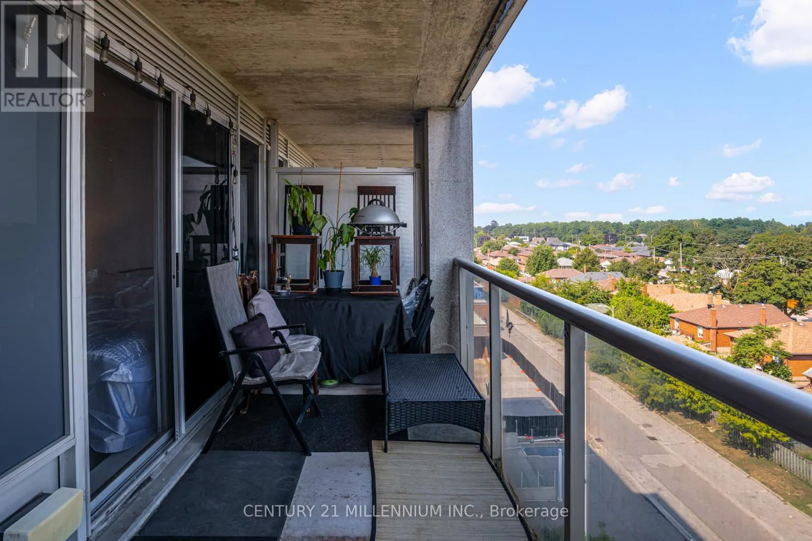 615 - 1050 THE QUEENSWAY