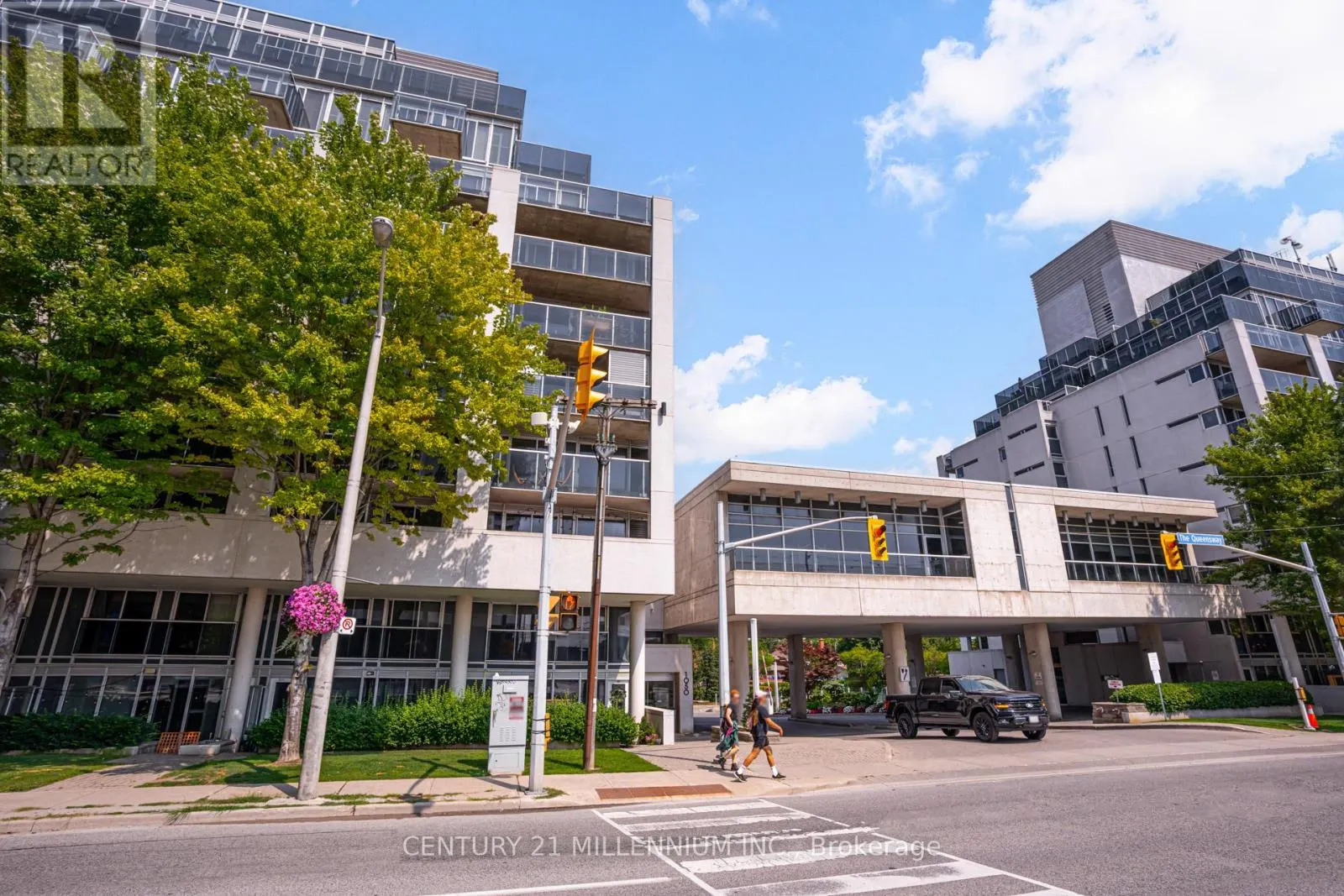 615 - 1050 THE QUEENSWAY