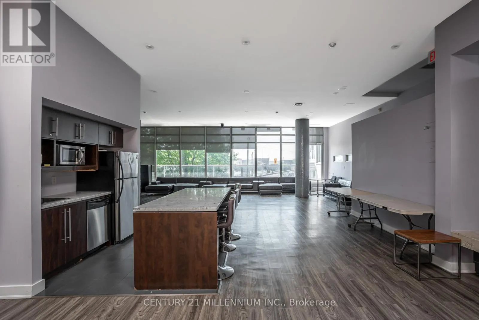 615 - 1050 THE QUEENSWAY