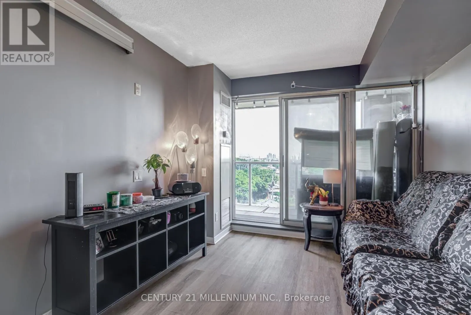 615 - 1050 THE QUEENSWAY