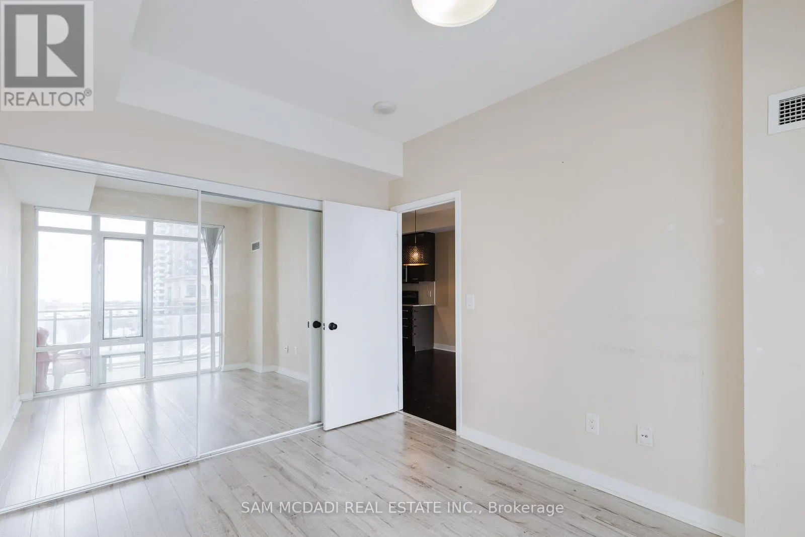 707 - 360 SQUARE ONE DRIVE N