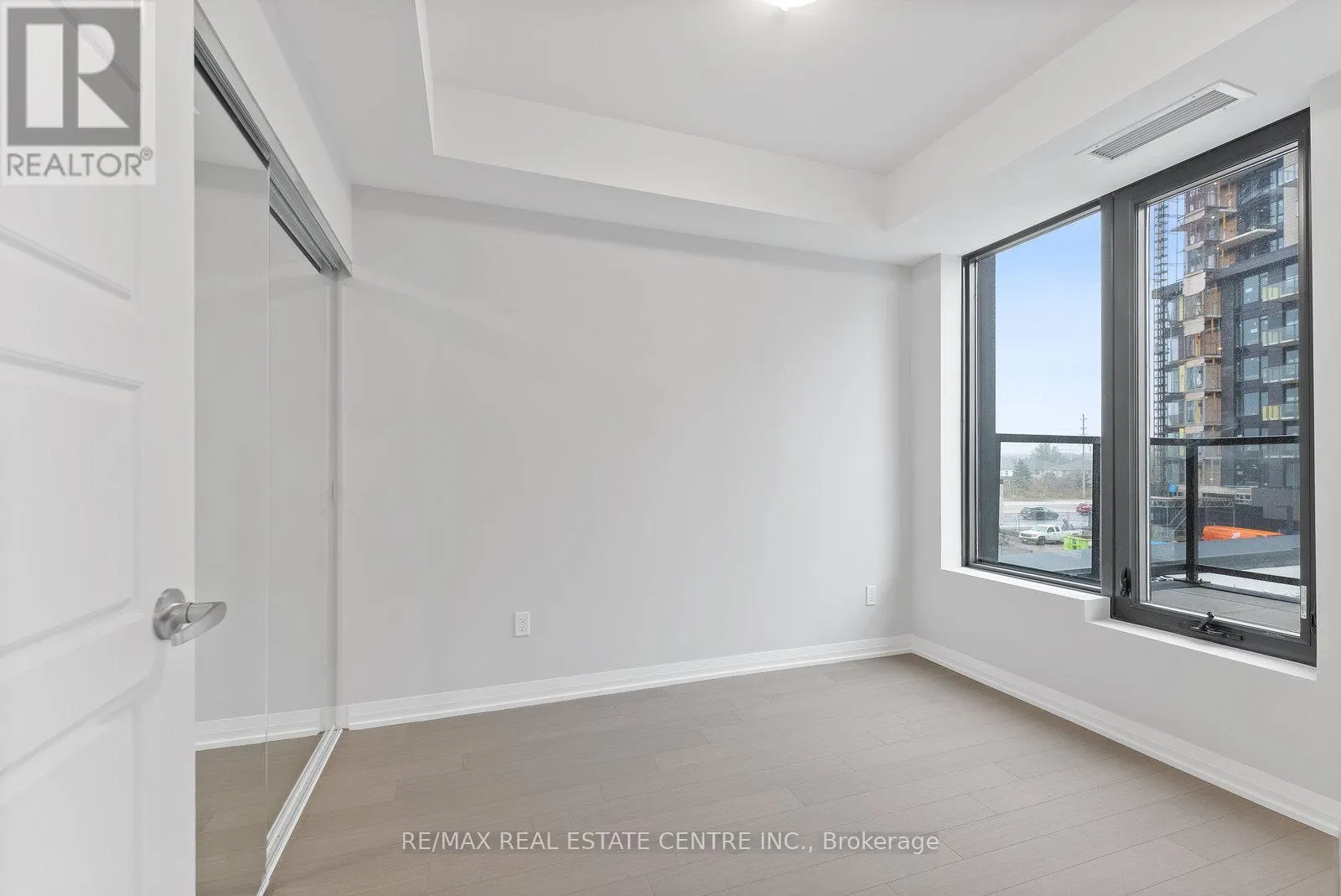 204 - 1415 DUNDAS STREET