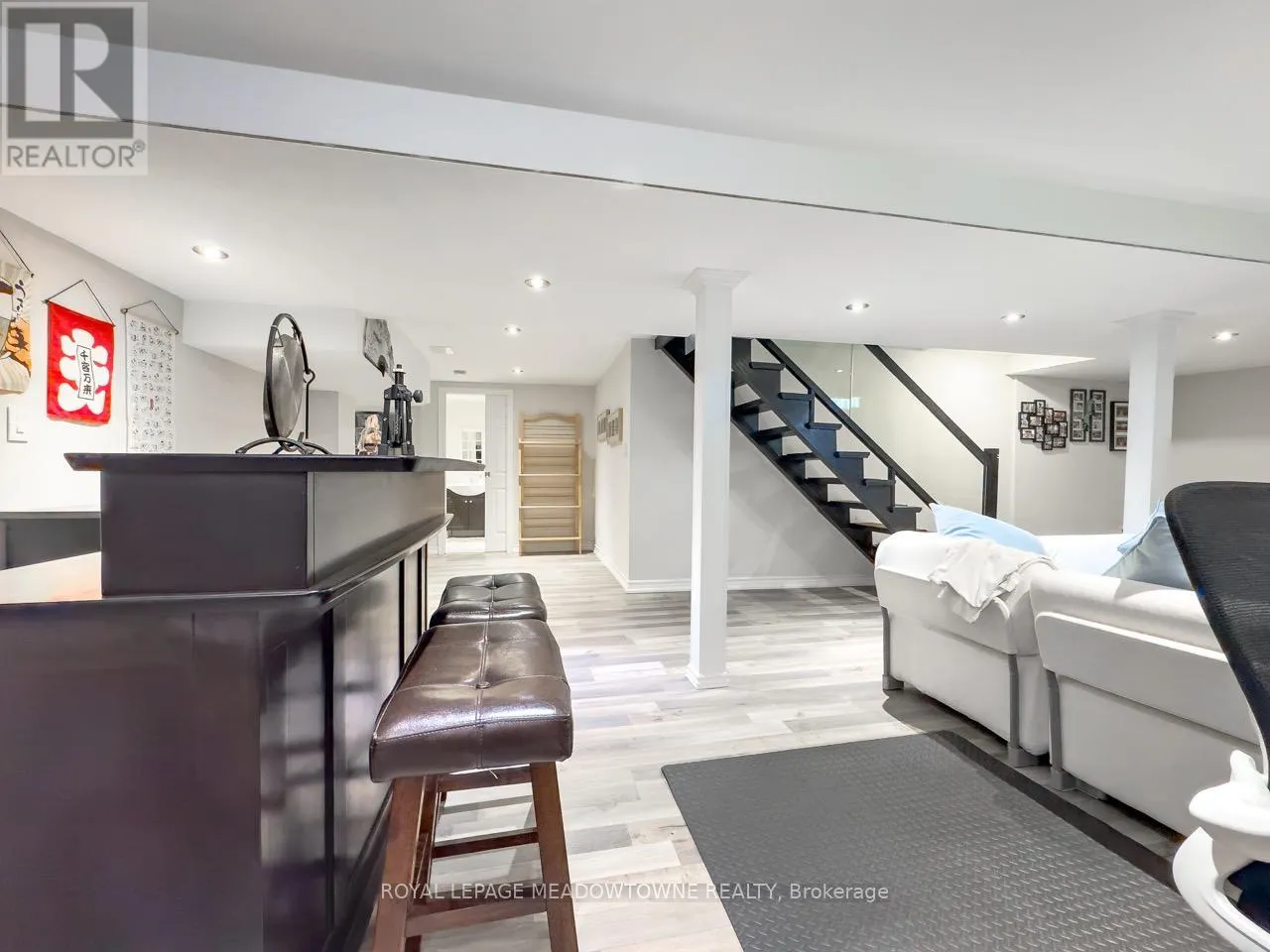 18 COTSWOLD COURT