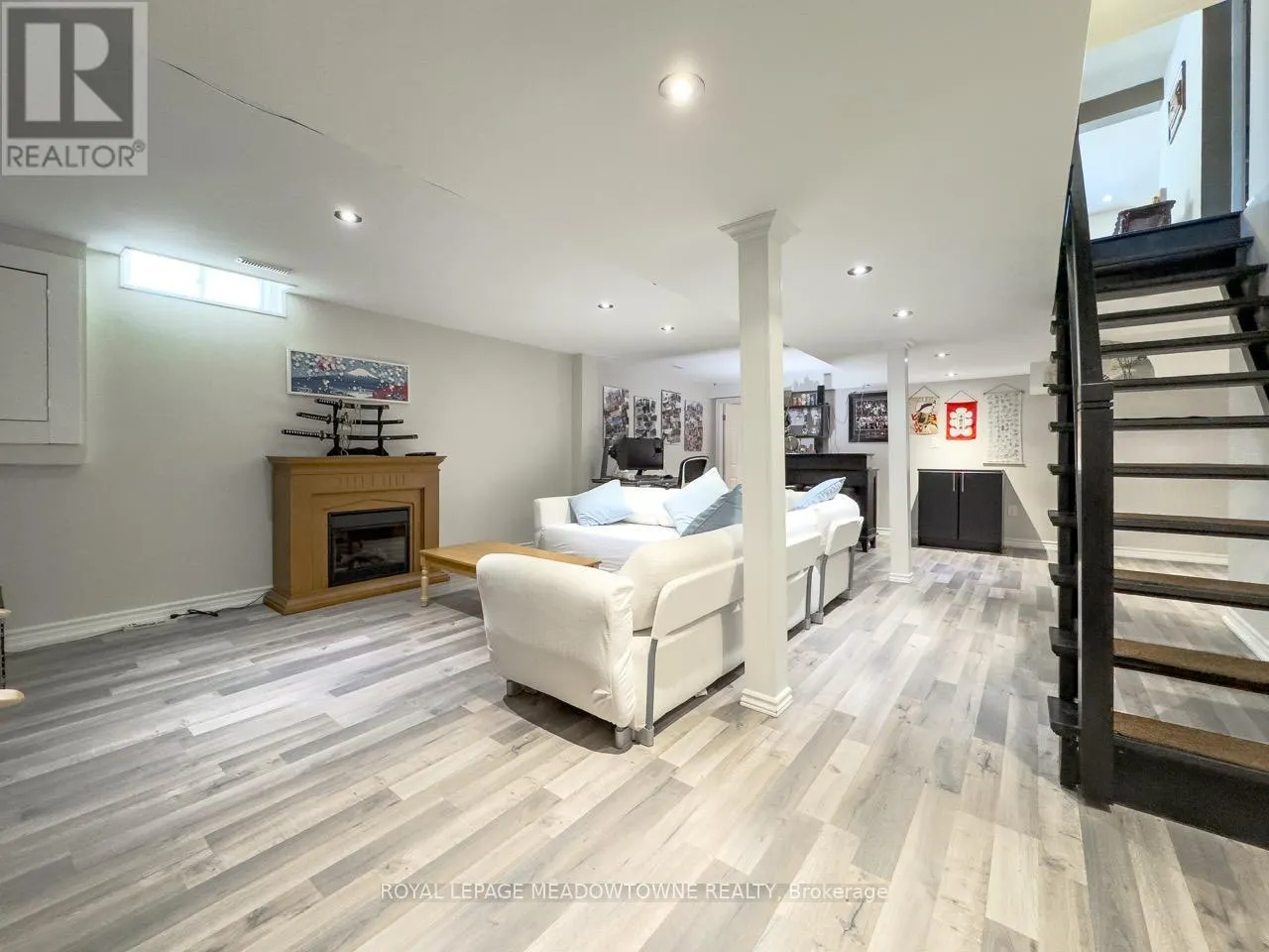 18 COTSWOLD COURT