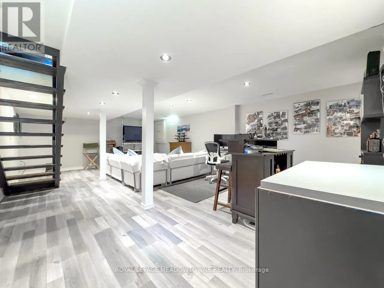 18 COTSWOLD COURT