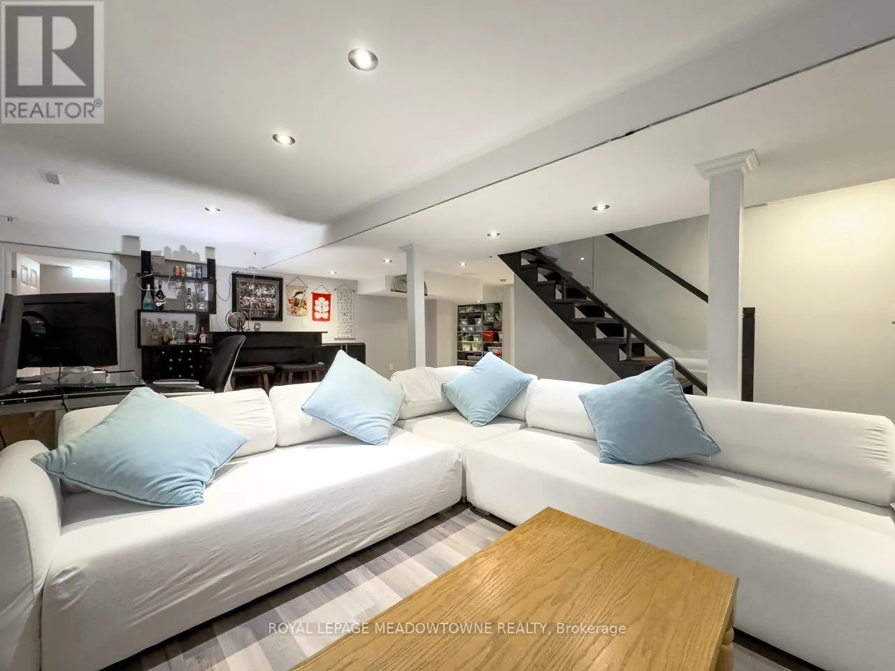 18 COTSWOLD COURT