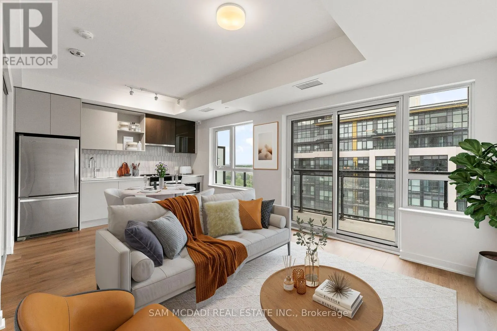 819 - 395 DUNDAS STREET