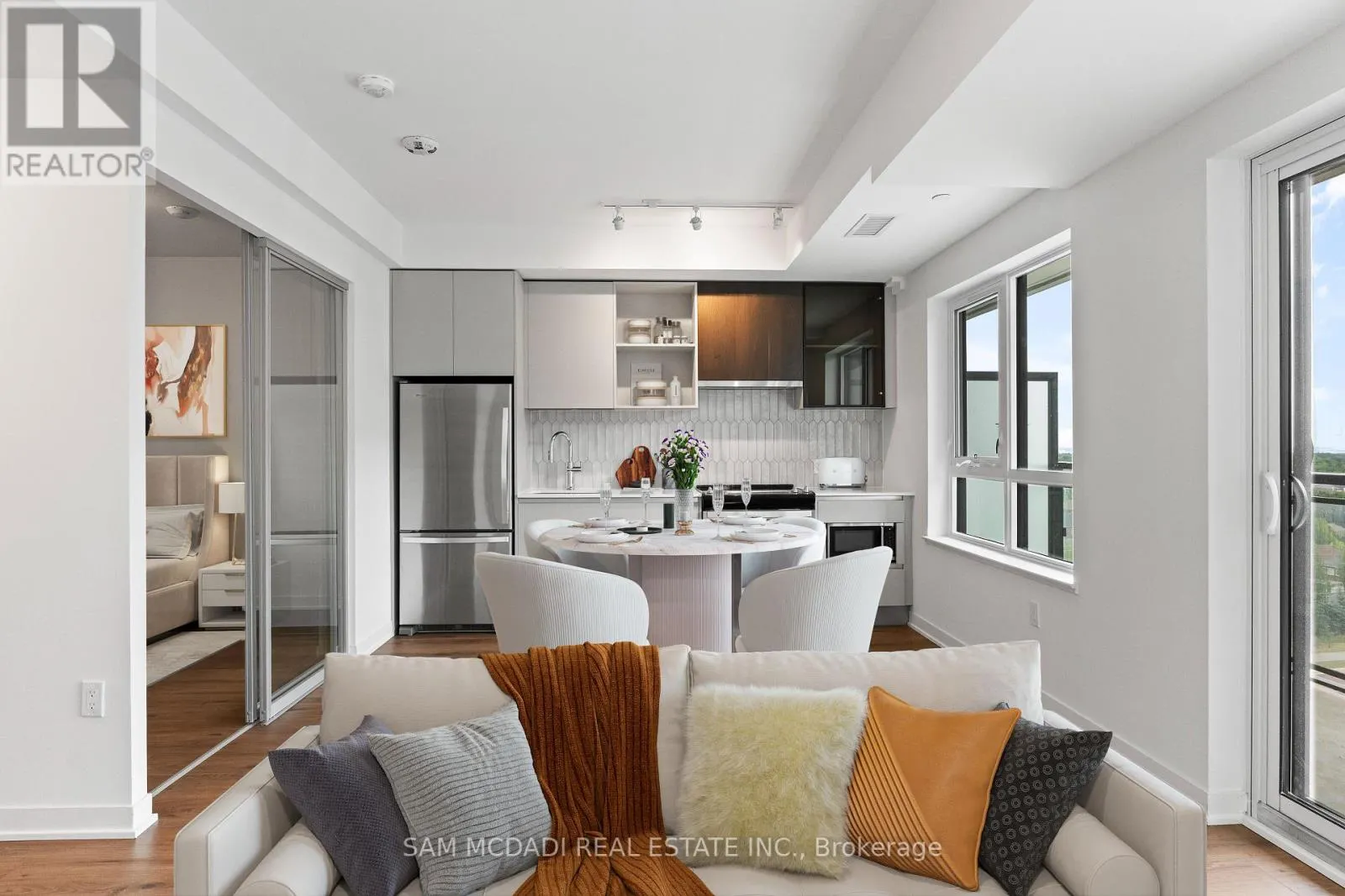 819 - 395 DUNDAS STREET