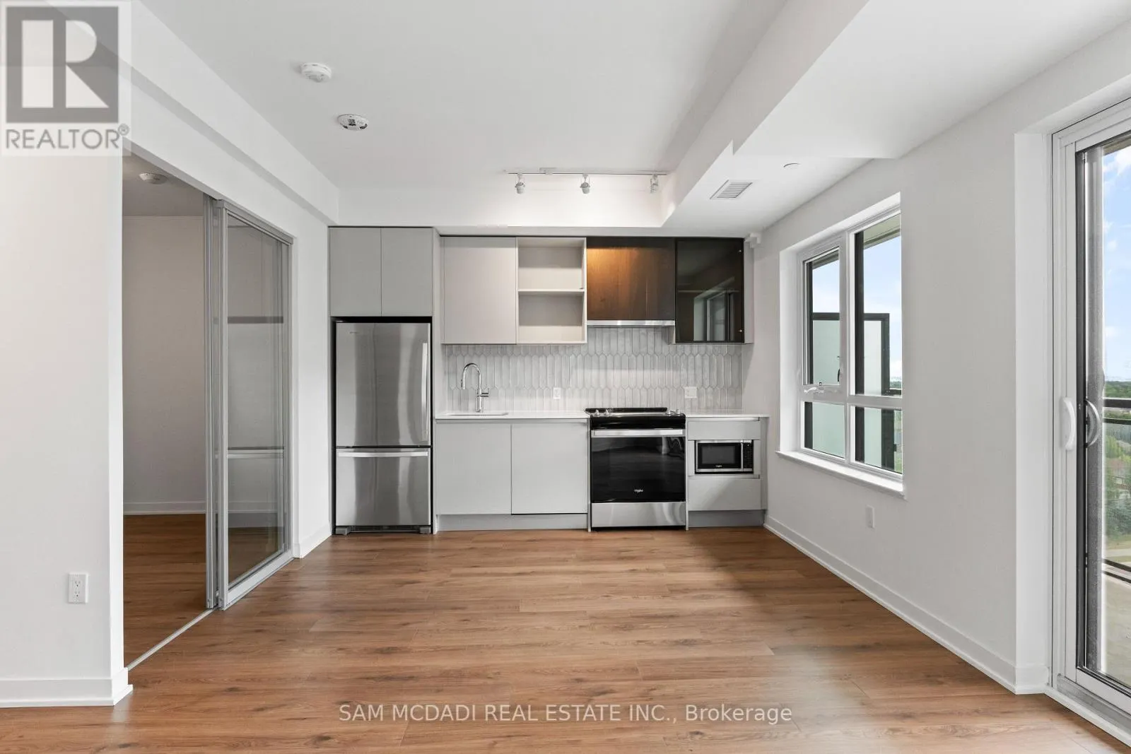 819 - 395 DUNDAS STREET