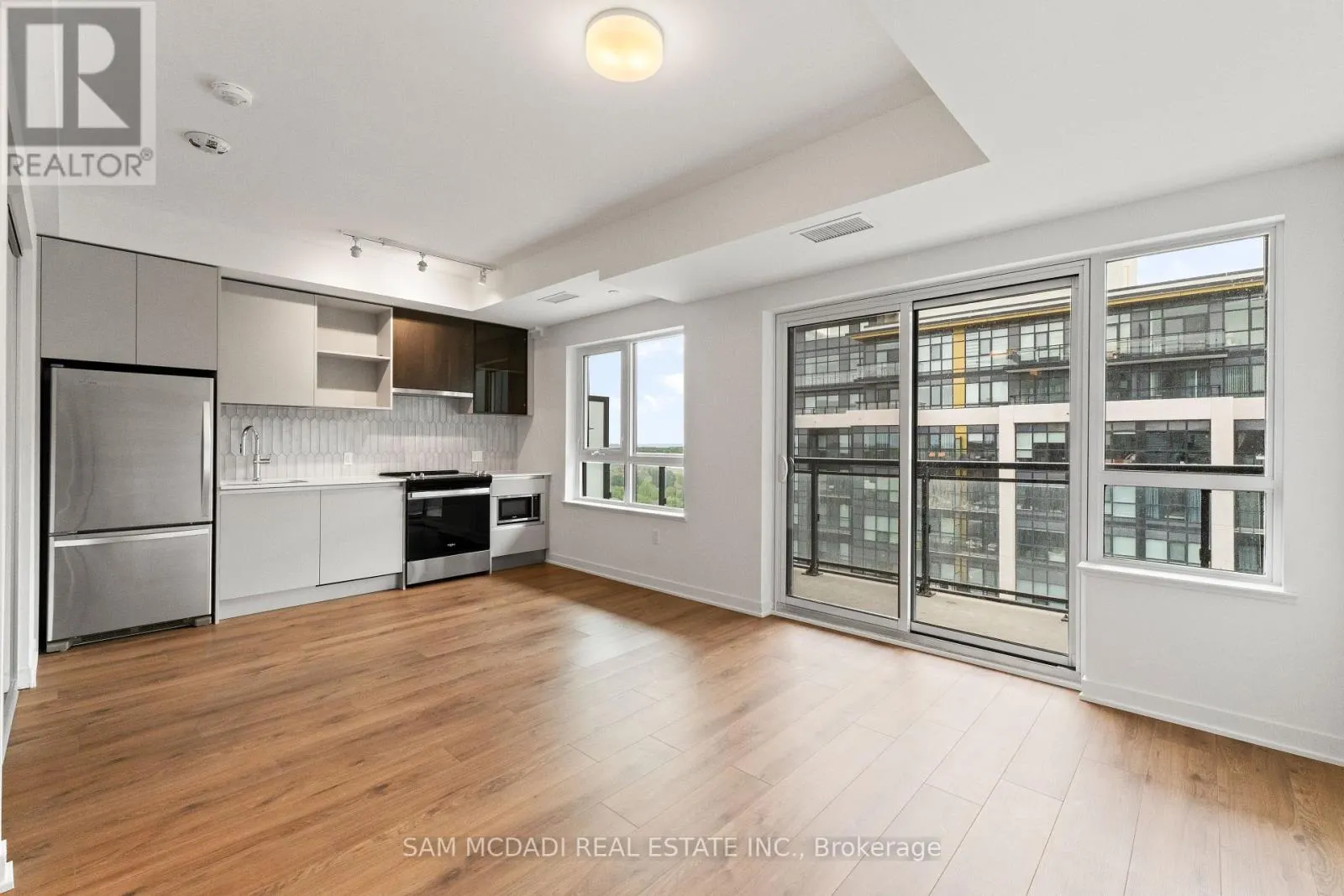 819 - 395 DUNDAS STREET