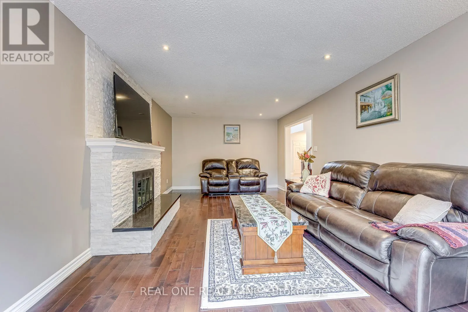 1237 WOODVIEW DRIVE