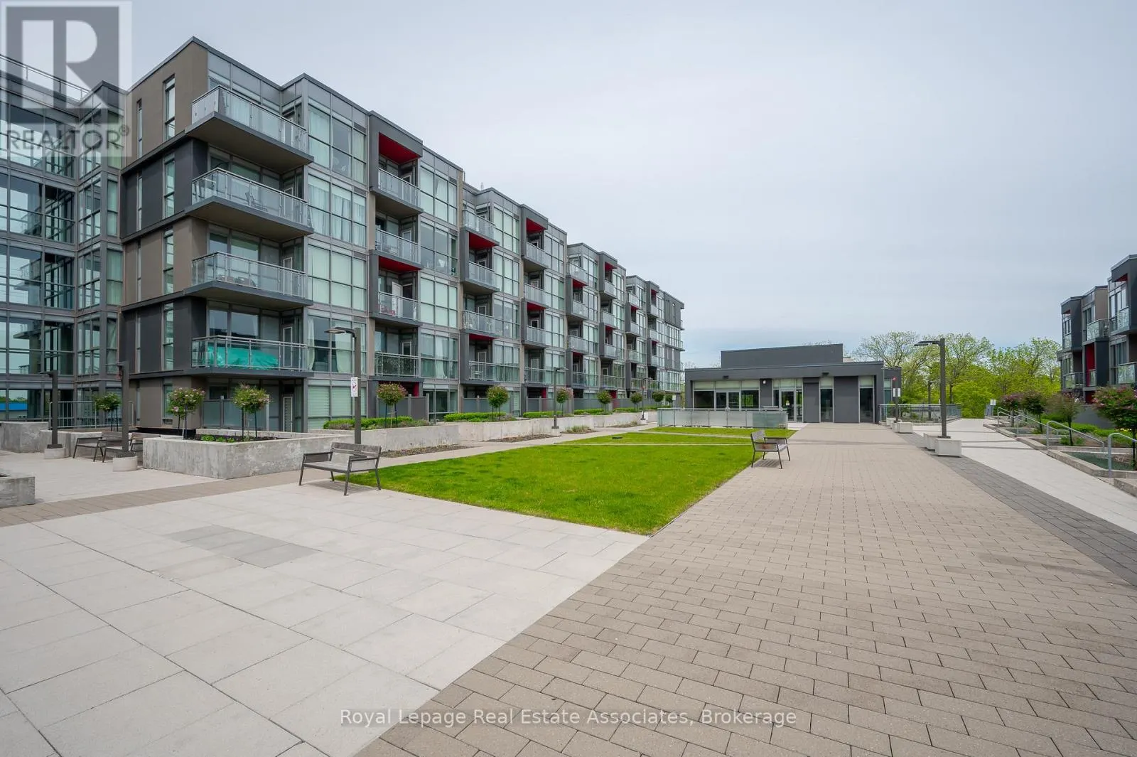 B412 - 5240 DUNDAS STREET