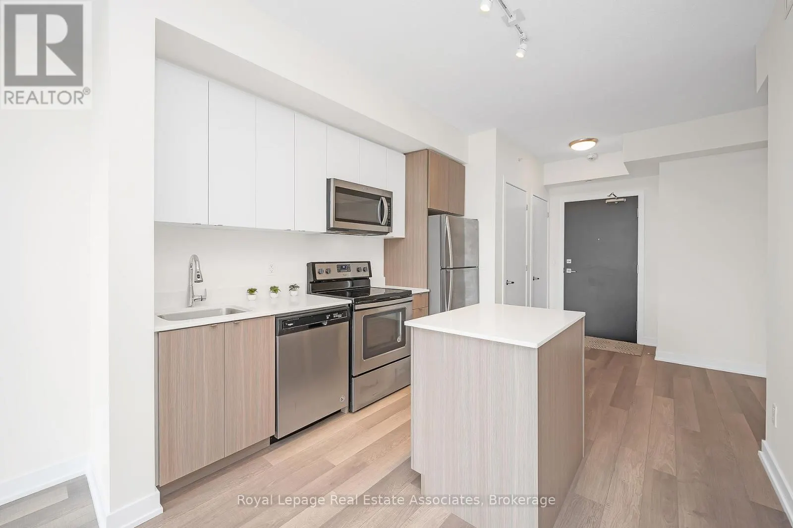 B412 - 5240 DUNDAS STREET