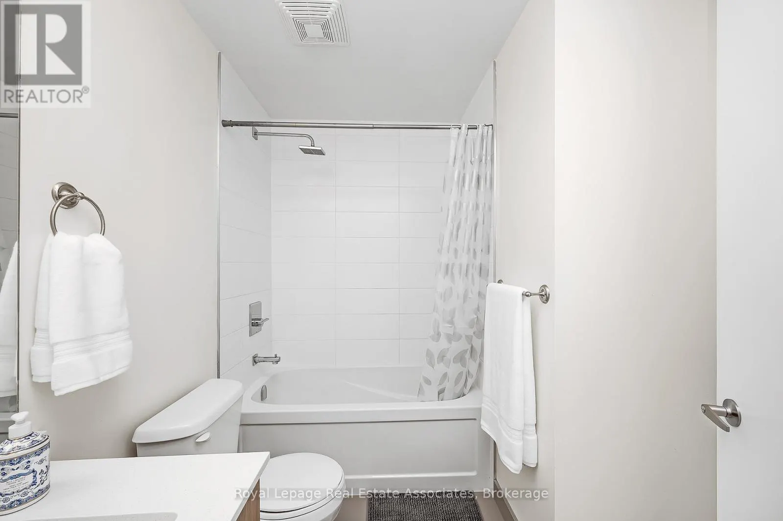 B412 - 5240 DUNDAS STREET