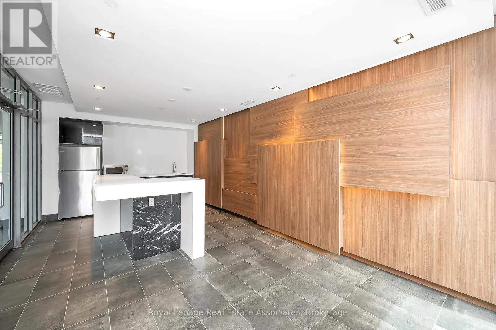 B412 - 5240 DUNDAS STREET