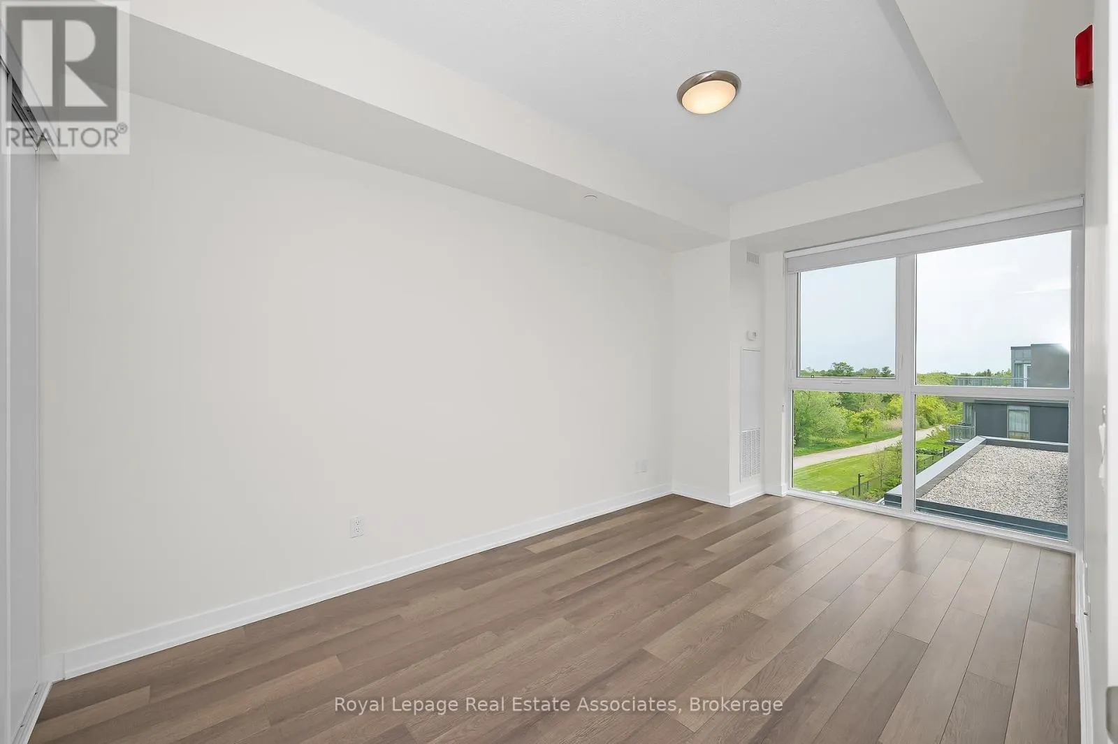 B412 - 5240 DUNDAS STREET