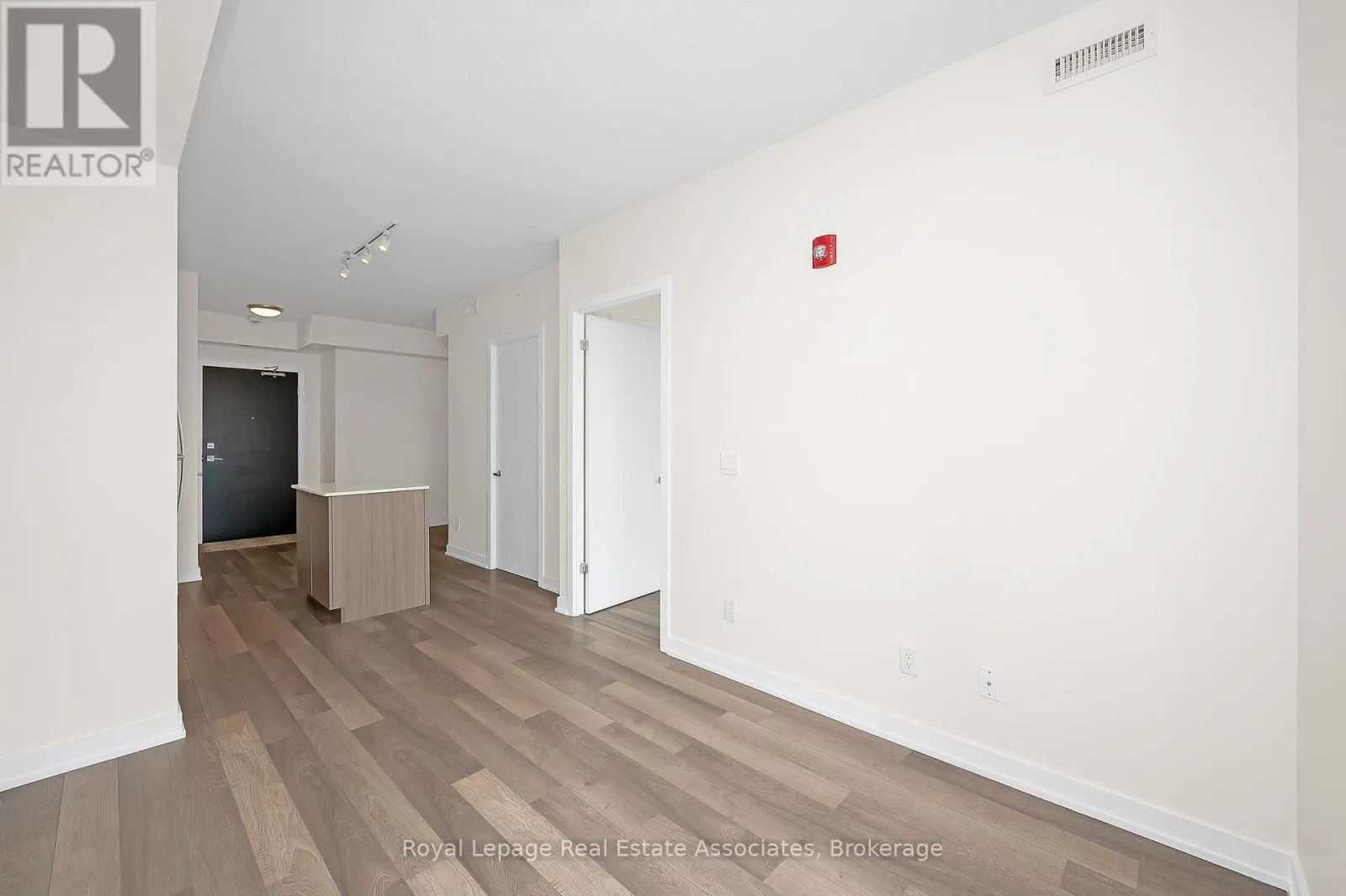 B412 - 5240 DUNDAS STREET