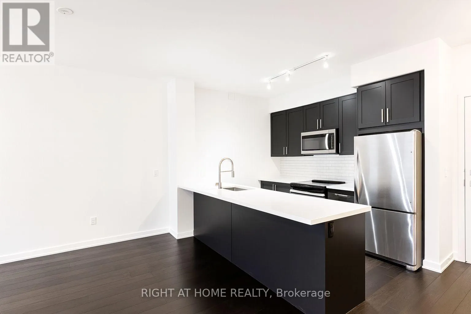TH15 - 4055 PARKSIDE DRIVE