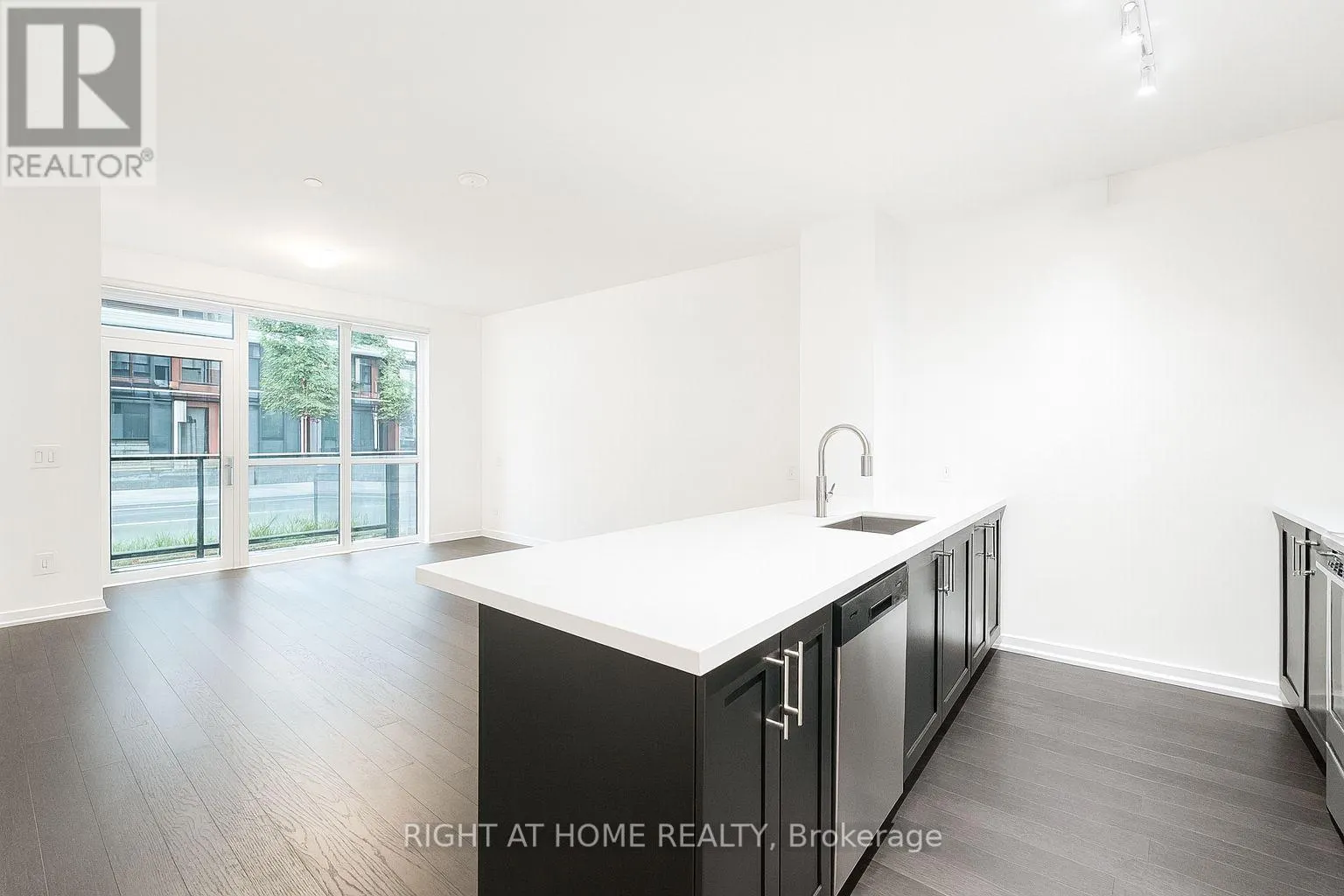 TH15 - 4055 PARKSIDE DRIVE