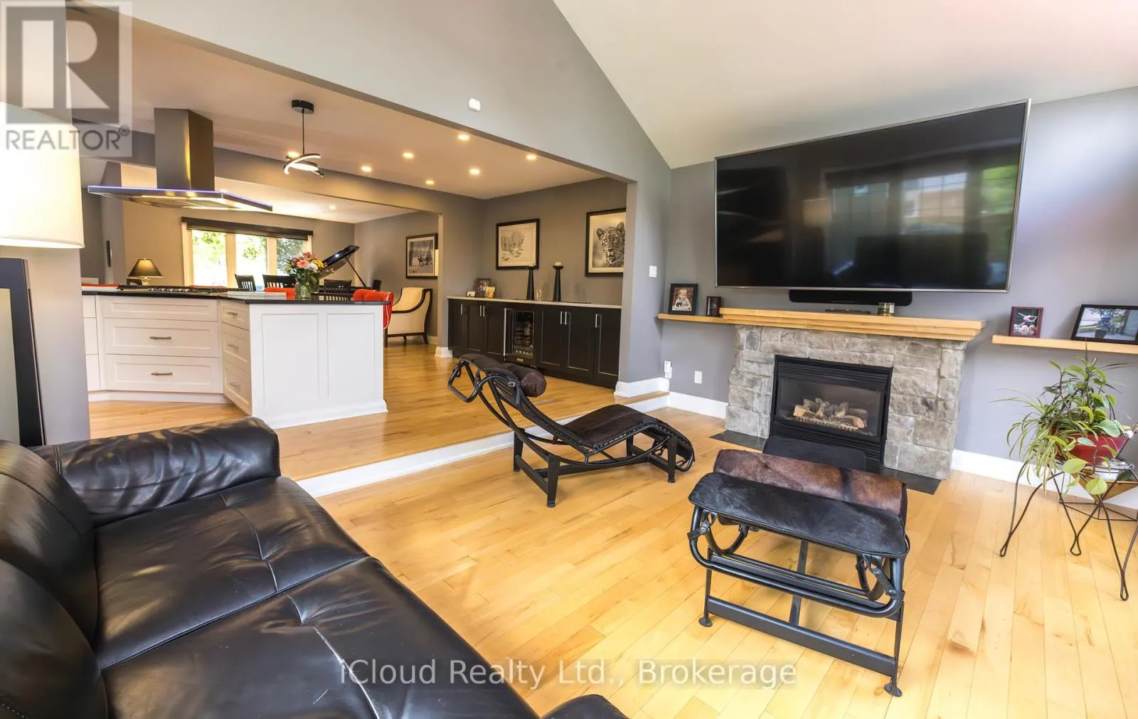 2183 SANDRINGHAM DRIVE