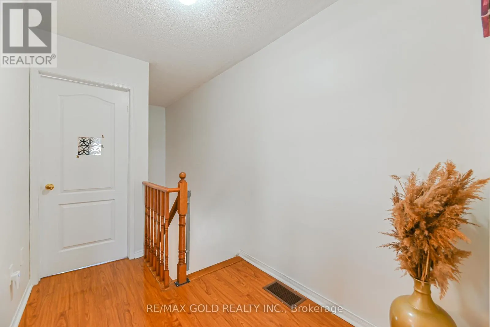 28 PLUM HOLLOW COURT