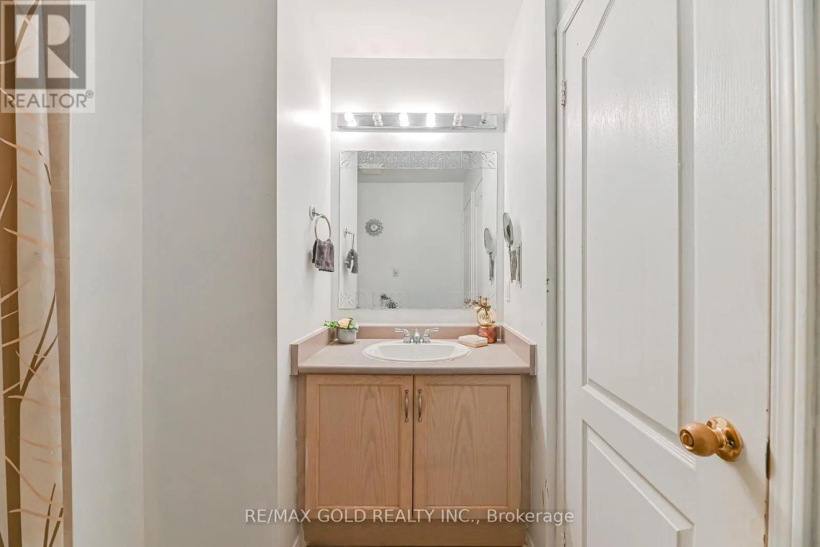 28 PLUM HOLLOW COURT
