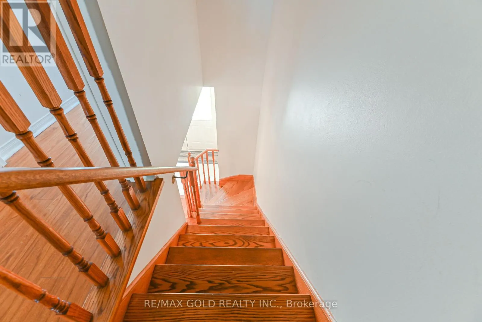 28 PLUM HOLLOW COURT