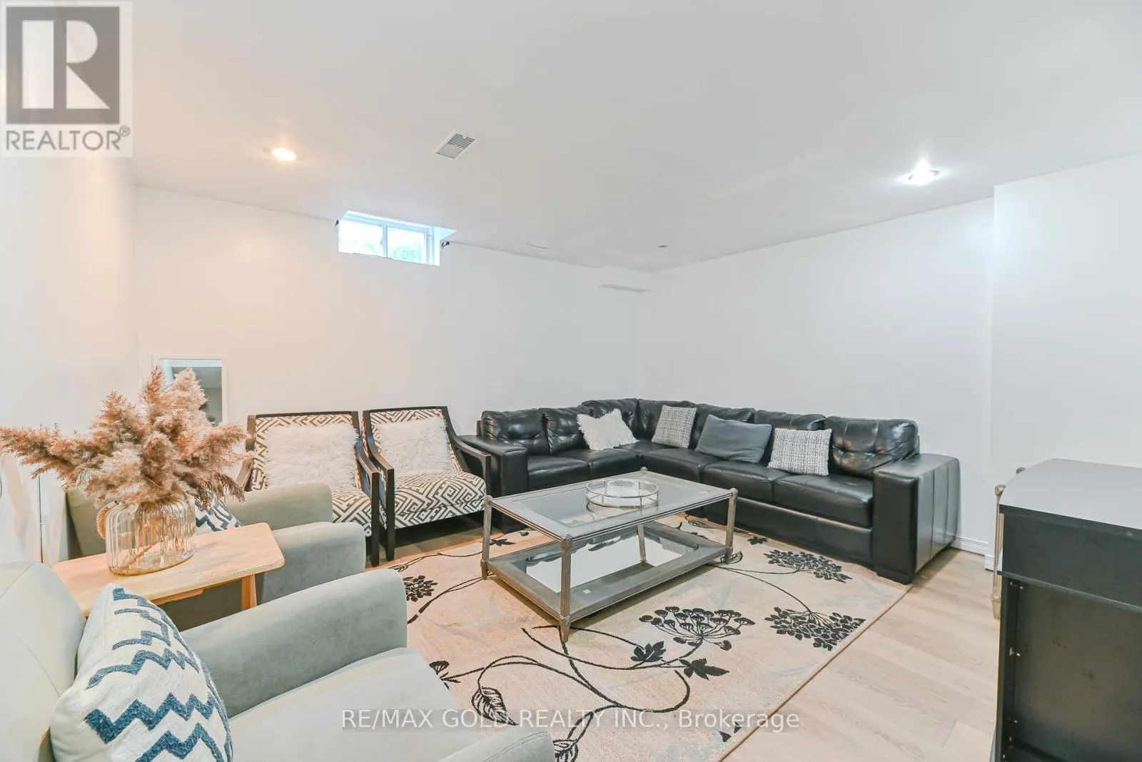 28 PLUM HOLLOW COURT