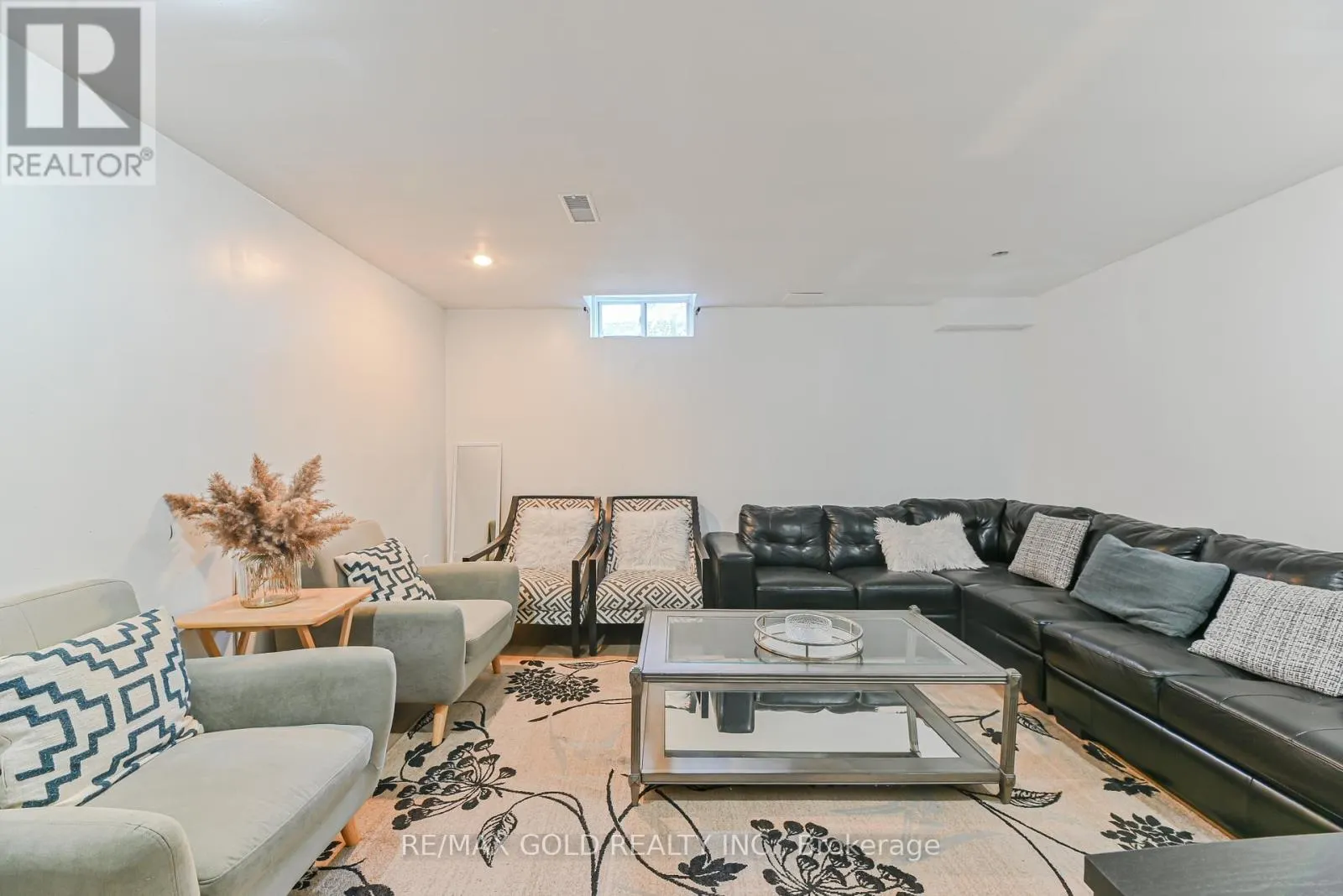 28 PLUM HOLLOW COURT
