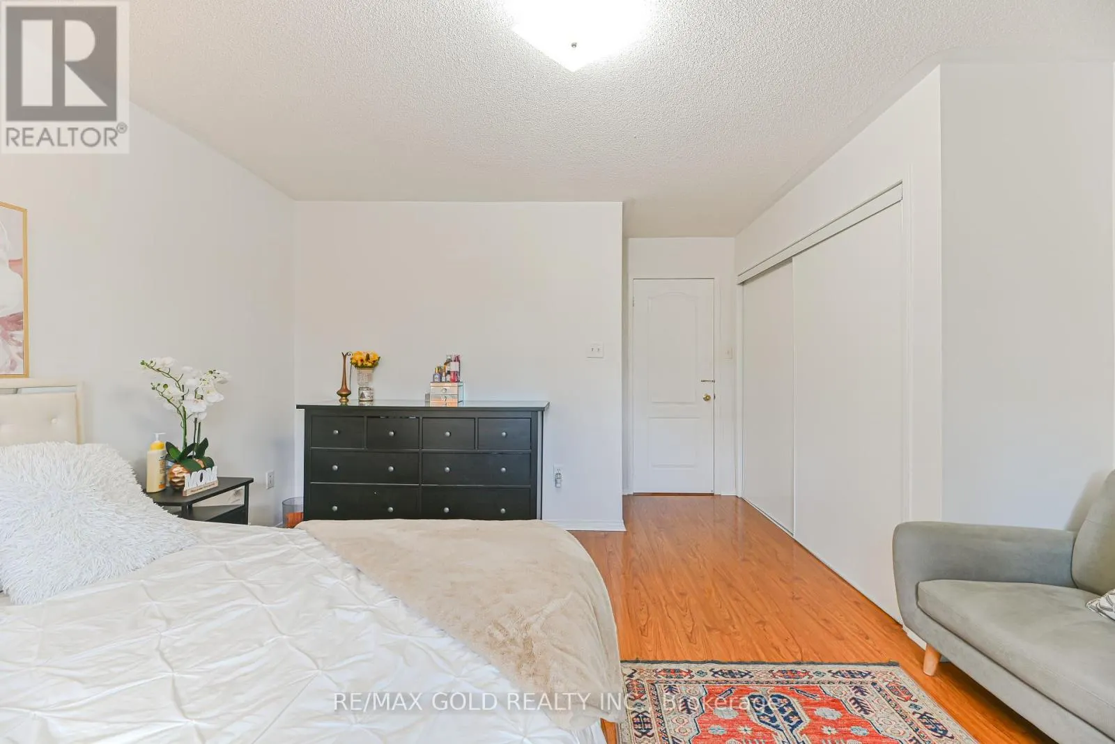 28 PLUM HOLLOW COURT