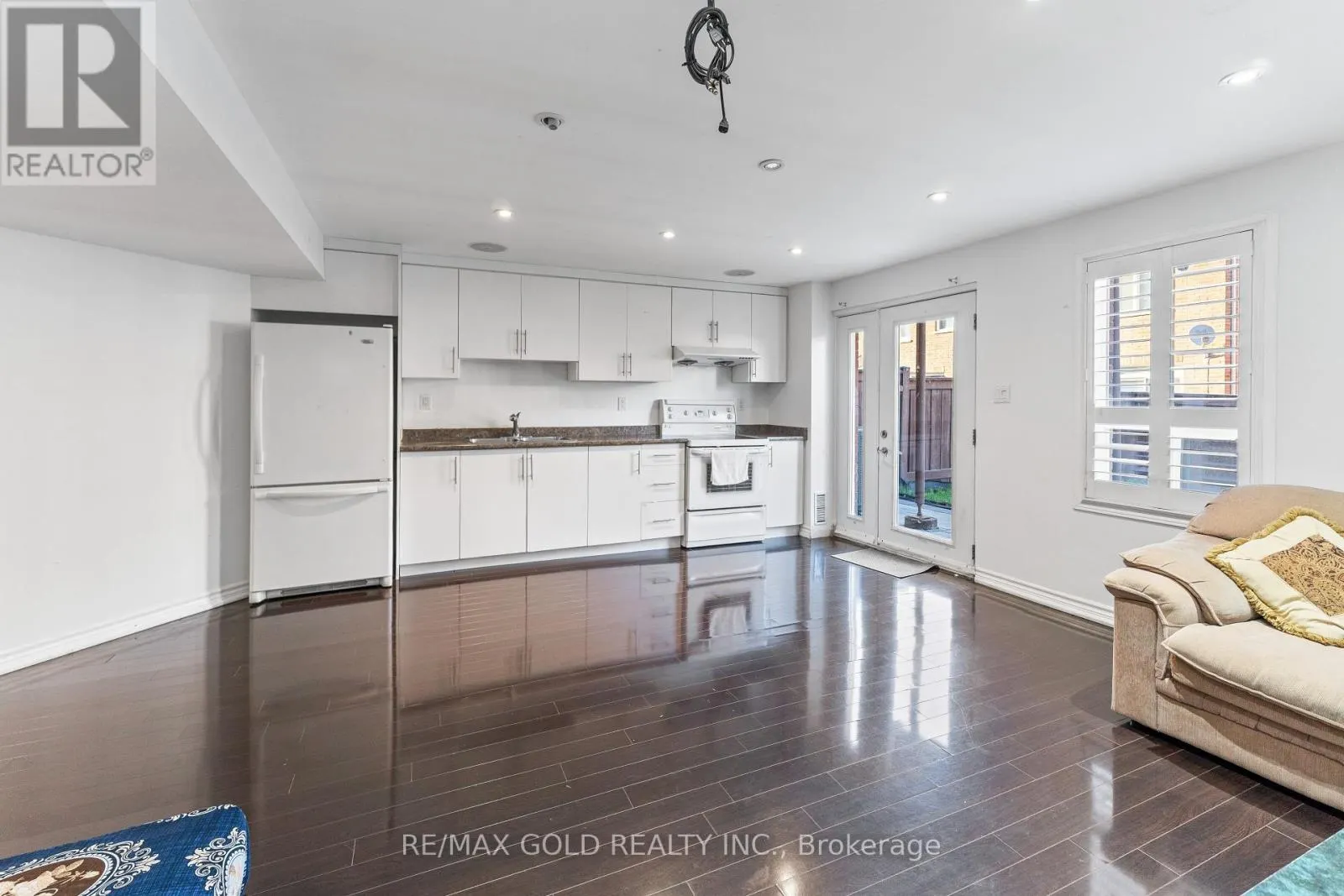 72 NEWINGTON CRESCENT