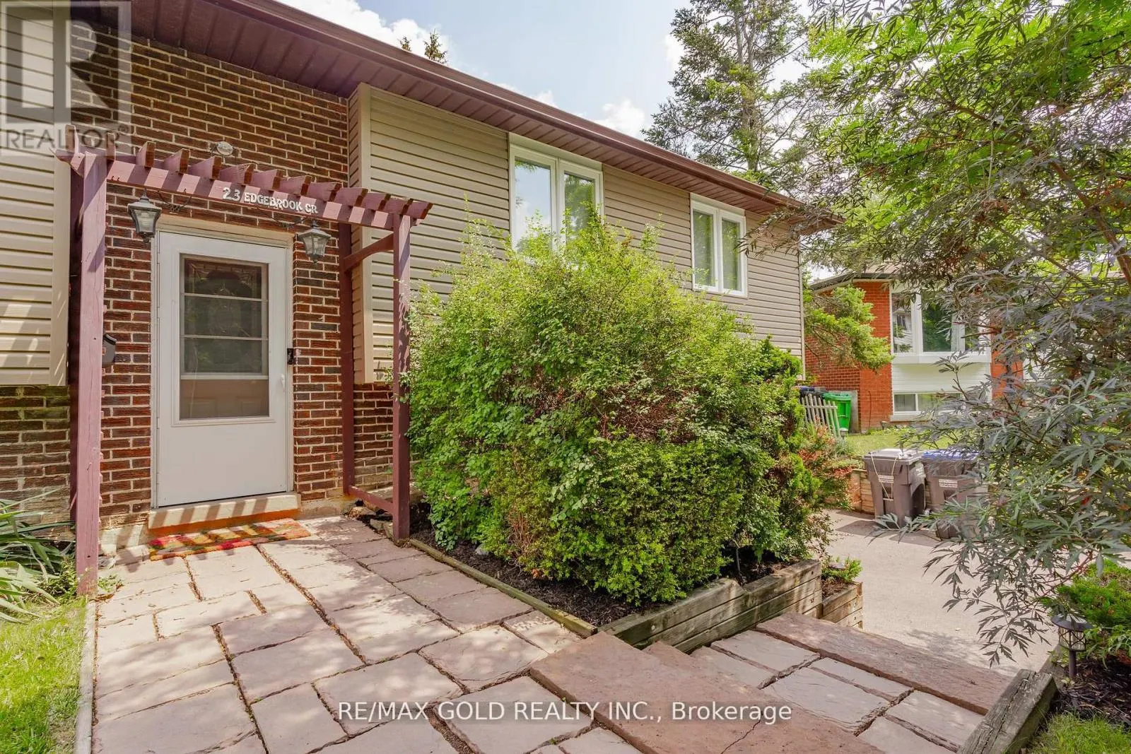 23 EDGEBROOK CRESCENT