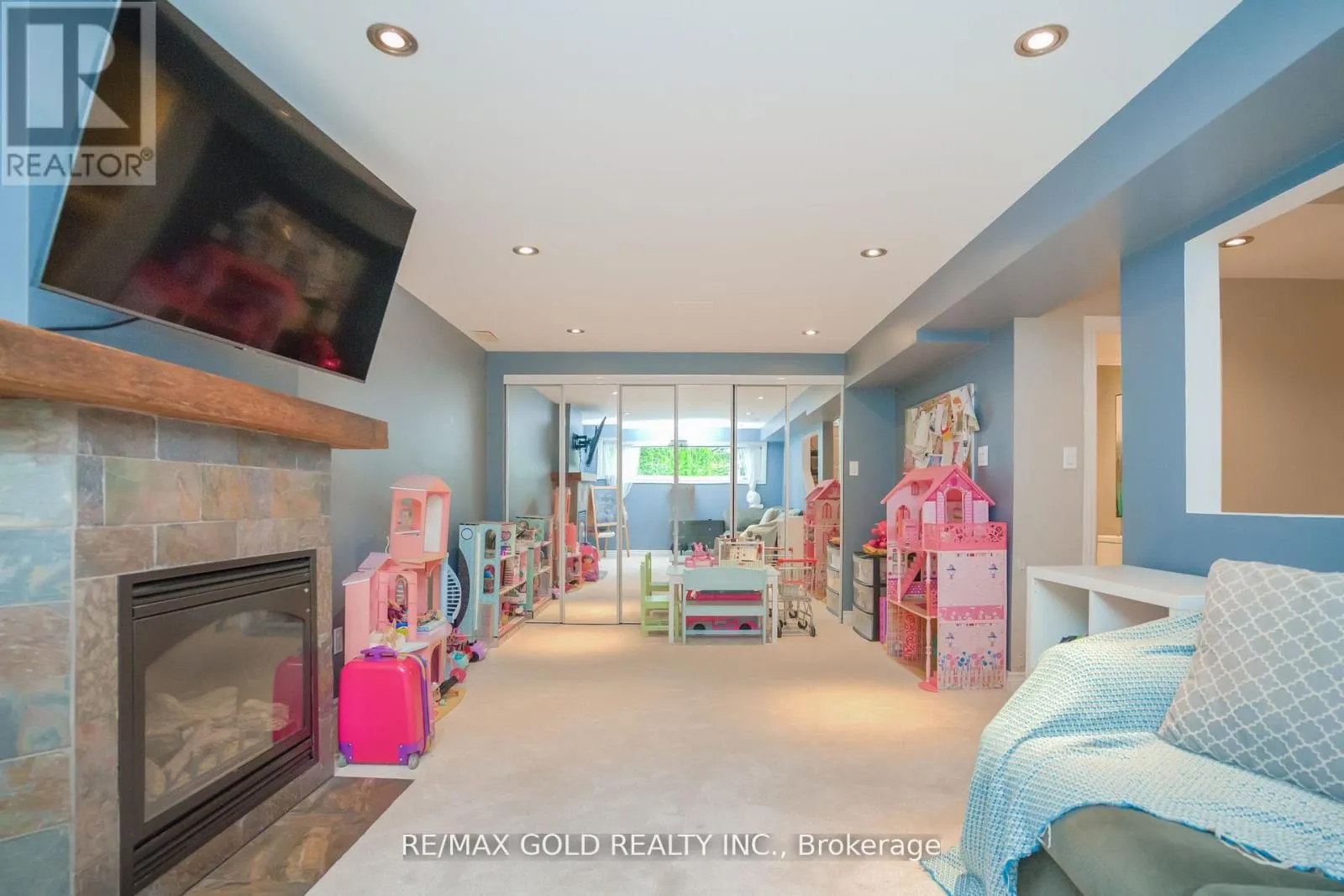 23 EDGEBROOK CRESCENT