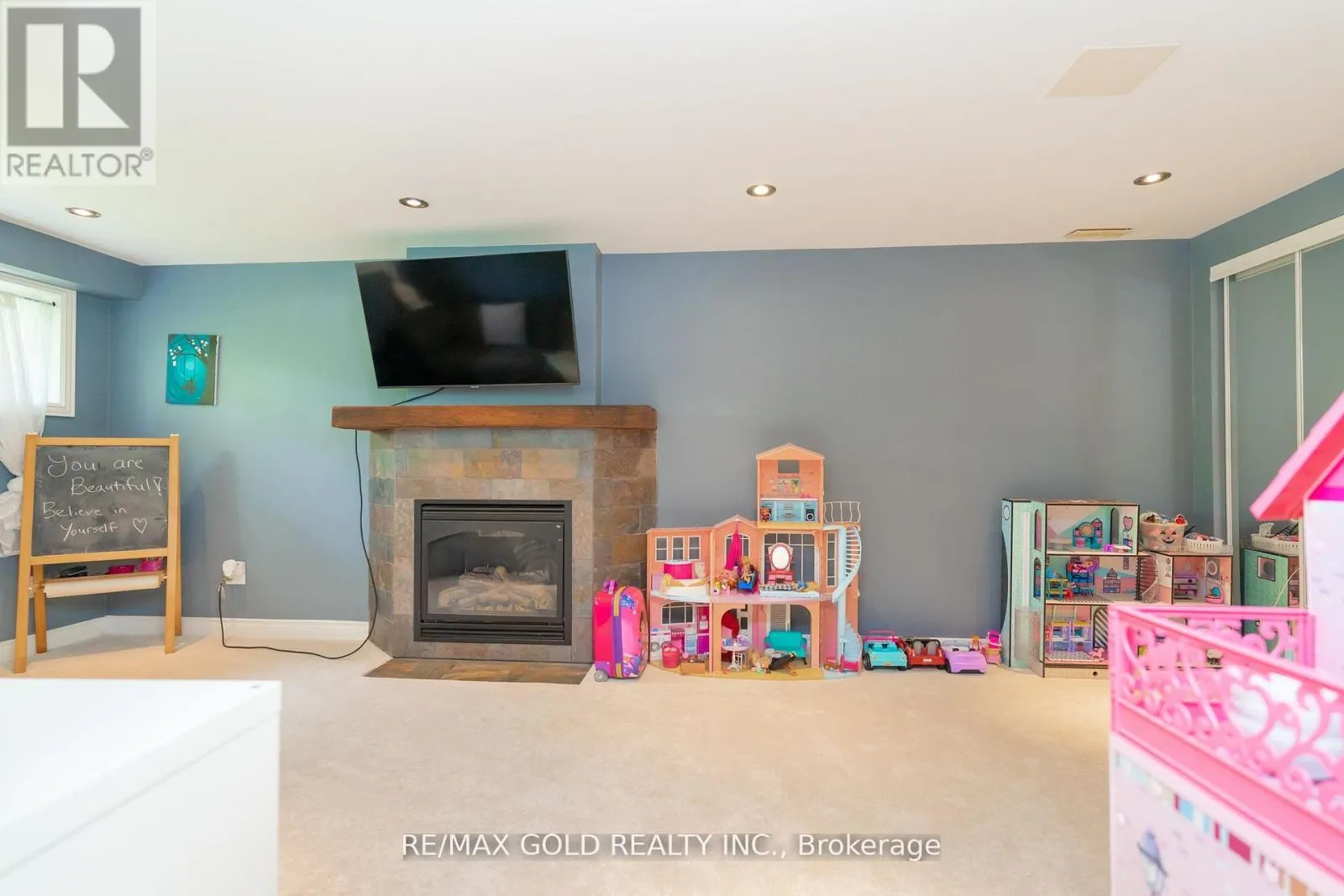 23 EDGEBROOK CRESCENT