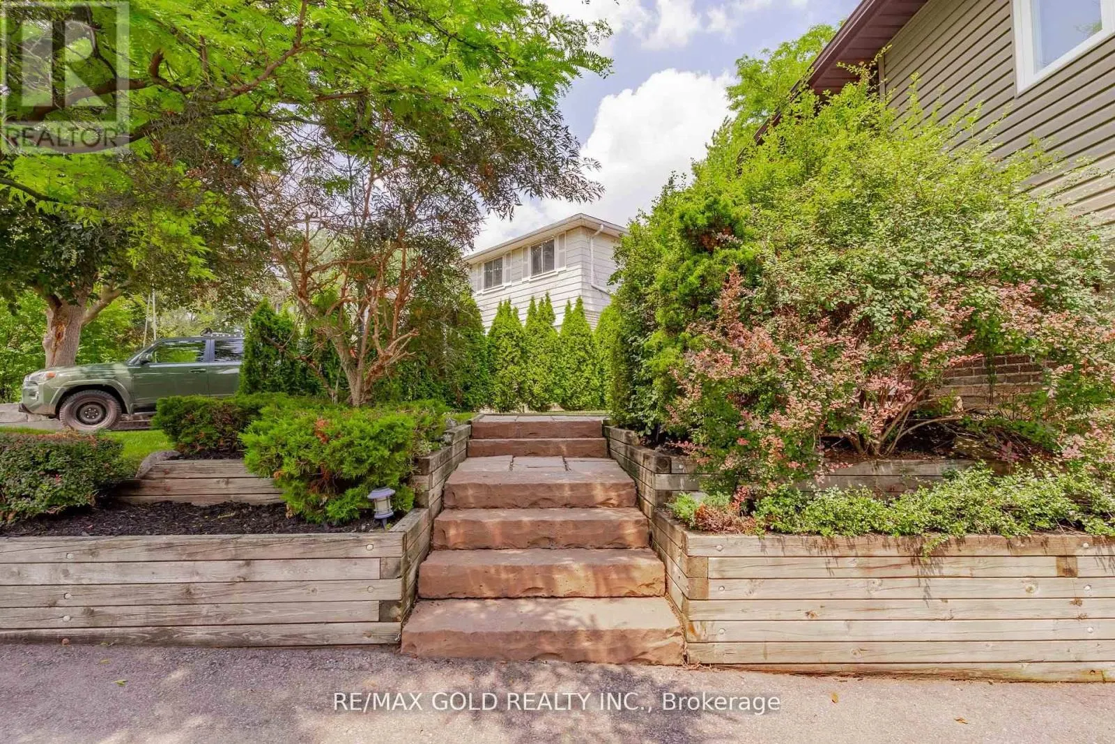 23 EDGEBROOK CRESCENT