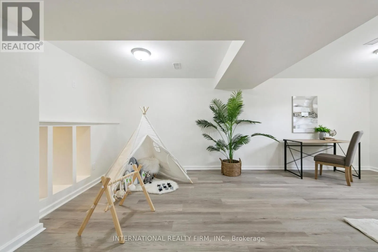 476 LOLITA GARDENS