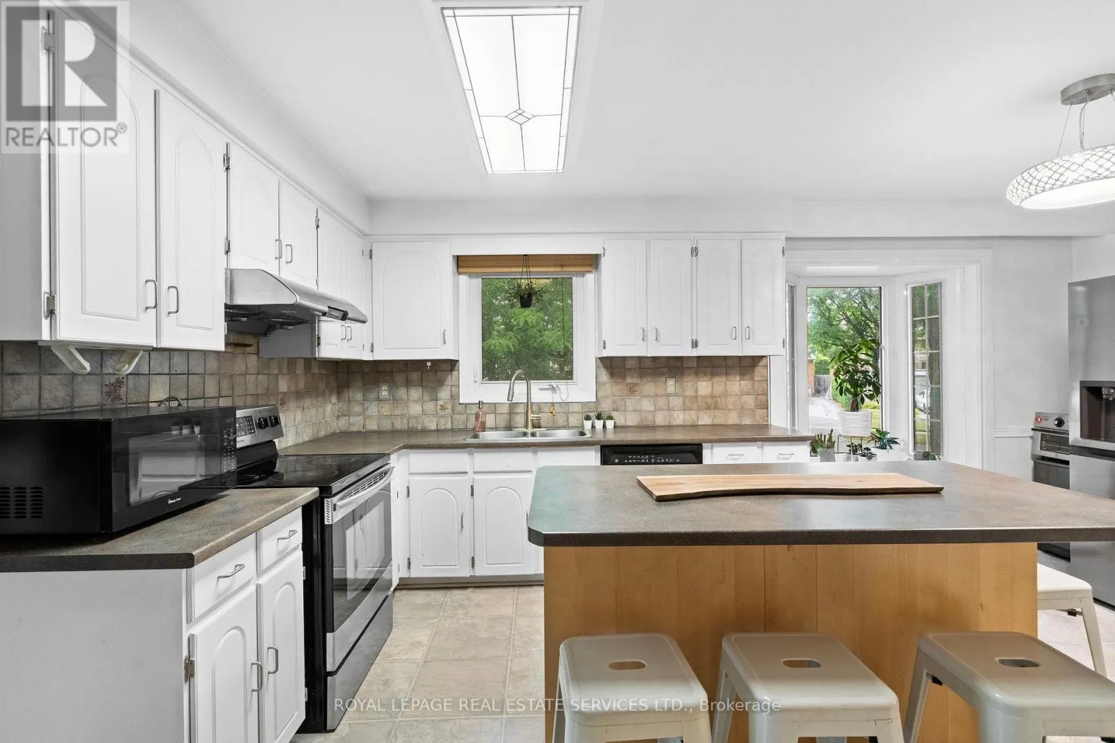 1504 KENILWORTH CRESCENT