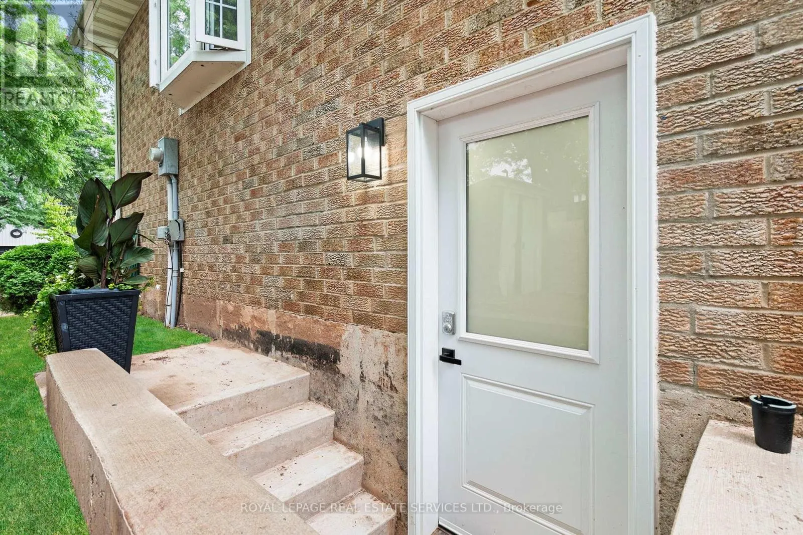 1504 KENILWORTH CRESCENT