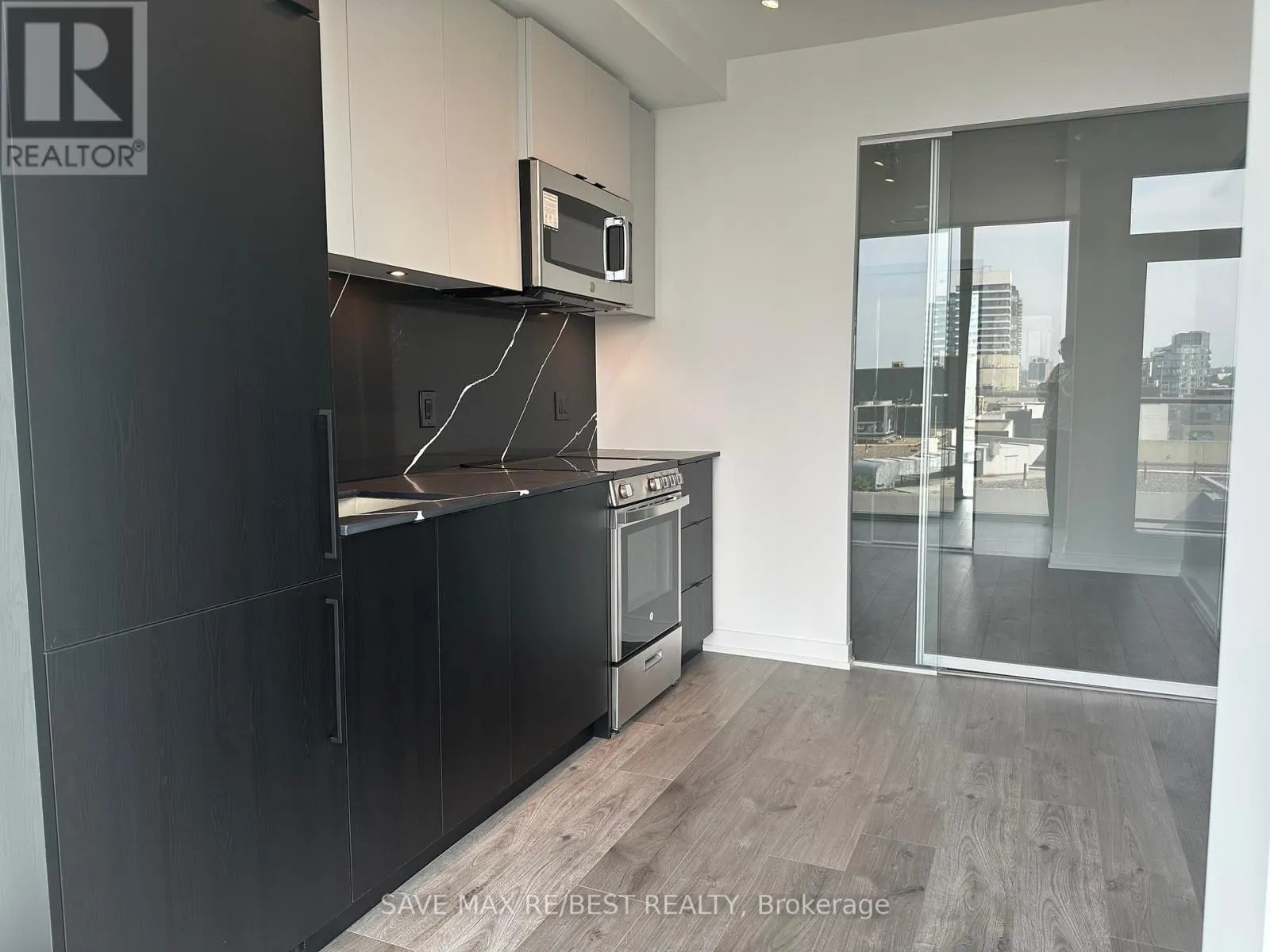 726 - 285 DUFFERIN STREET