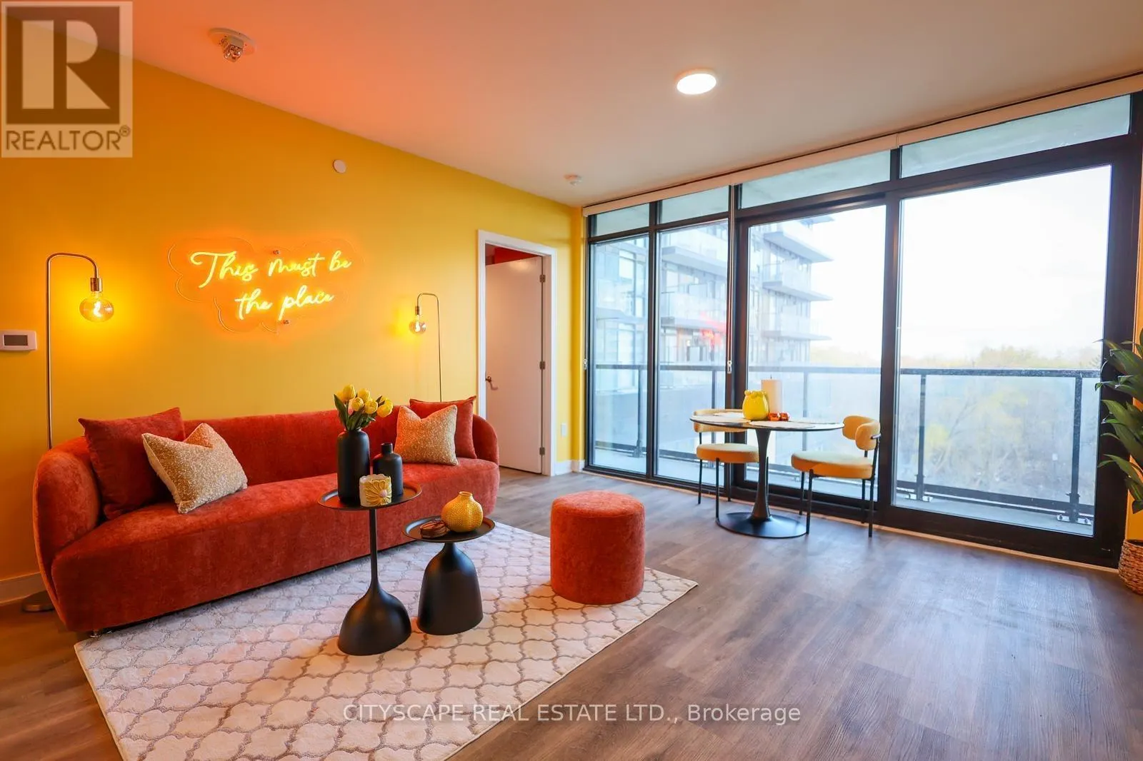 302 - 86 DUNDAS STREET