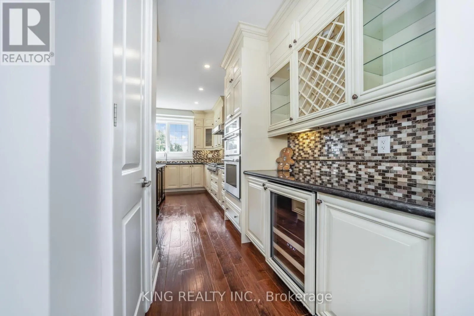 136 COASTLINE DRIVE