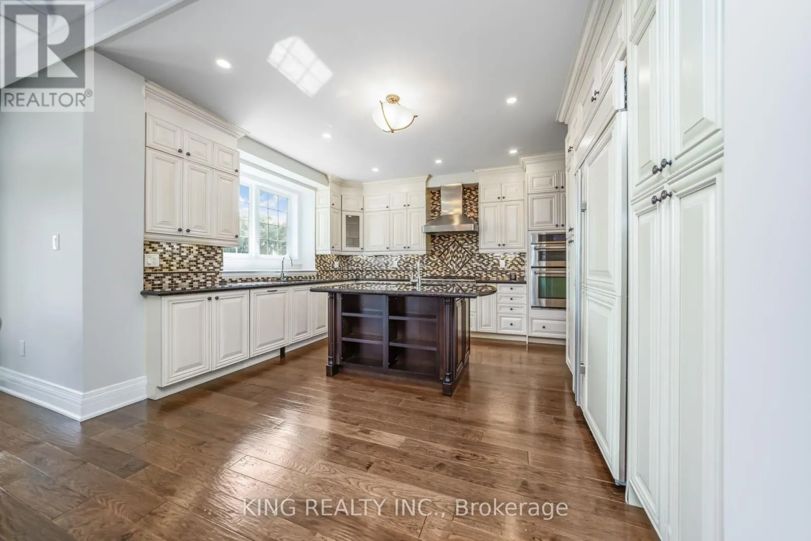 136 COASTLINE DRIVE
