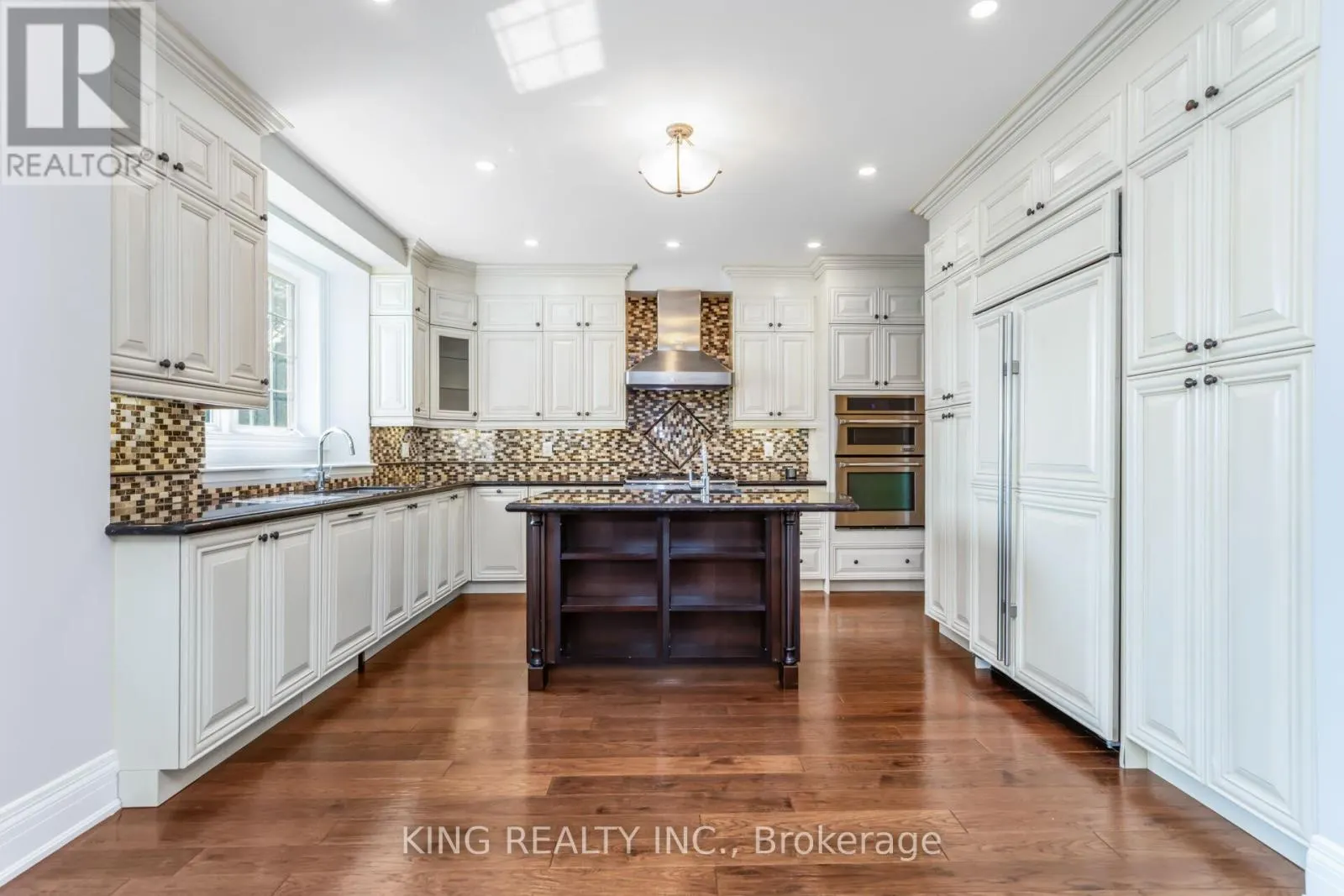 136 COASTLINE DRIVE